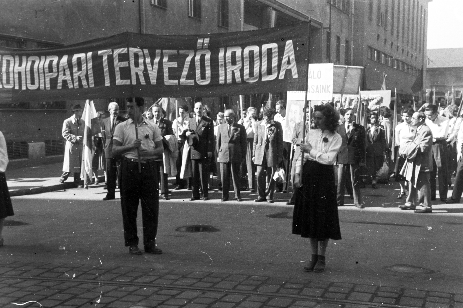 Hungary, Budapest IX., Kinizsi utca, a Kohóipari Tervező Intézet dolgozói május 1-i felvonulásra gyülekeznek az 1-7. szám alatti épülettömb előtt. Háttérben jobbra a Közraktárak egyik épülete. A felvétel készítője a Lónyay utcai villamos pályájánál állt., 1951, Kern család, march, Budapest, Fortepan #273236