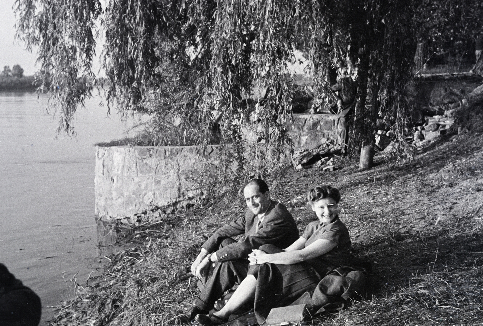 Magyarország, Budakalász, Lupa-sziget, a felvétel a parton készült., 1949, Kern család, mosoly, hölgy, úriember, ül, fűzfa, vízpart, Fortepan #273244