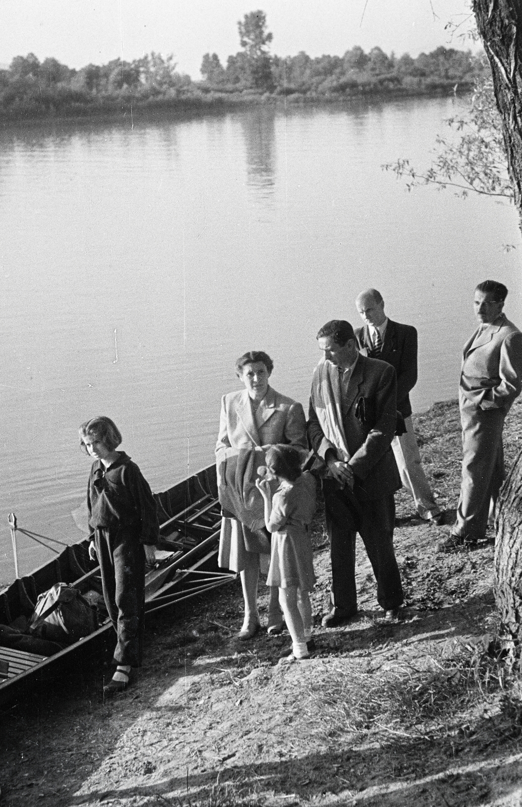 Magyarország, Budakalász, Lupa-sziget, a felvétel a parton készült., 1949, Kern család, kislány, hölgy, úriember, vízpart, Fortepan #273248