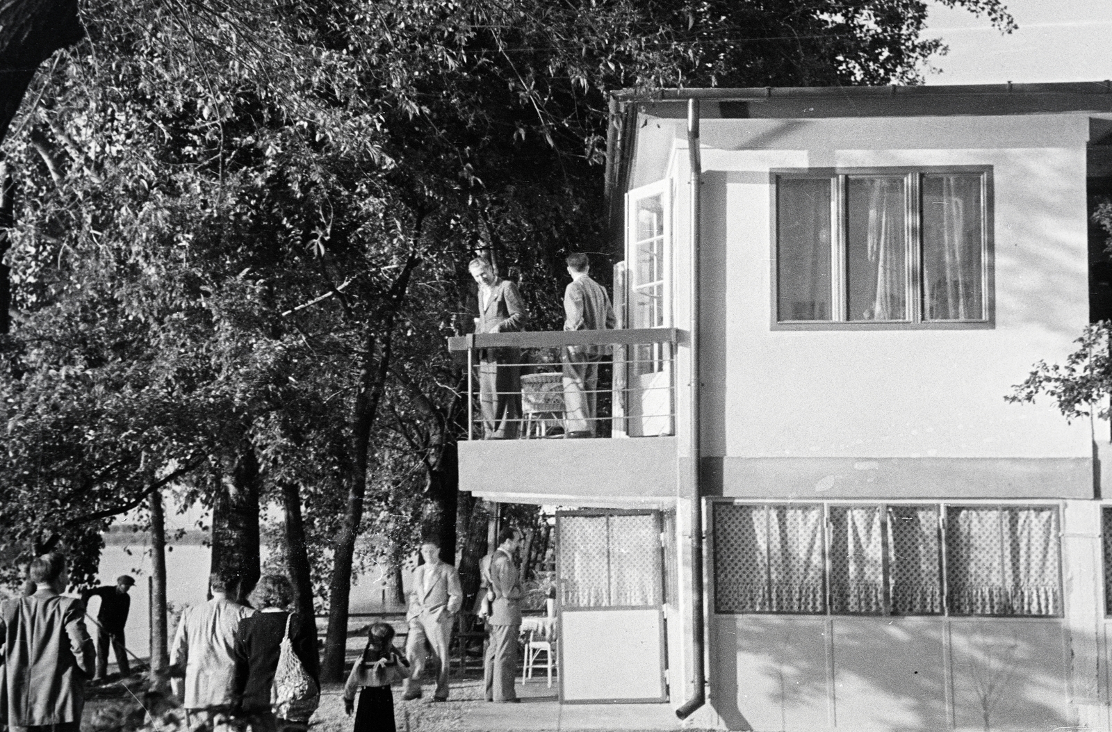 Magyarország, Budakalász, Lupa-sziget, a felvétel a parton álló egyik nyaraló előtt készült., 1949, Kern család, vízpart, erkély, ladik, dereglye, Fortepan #273250