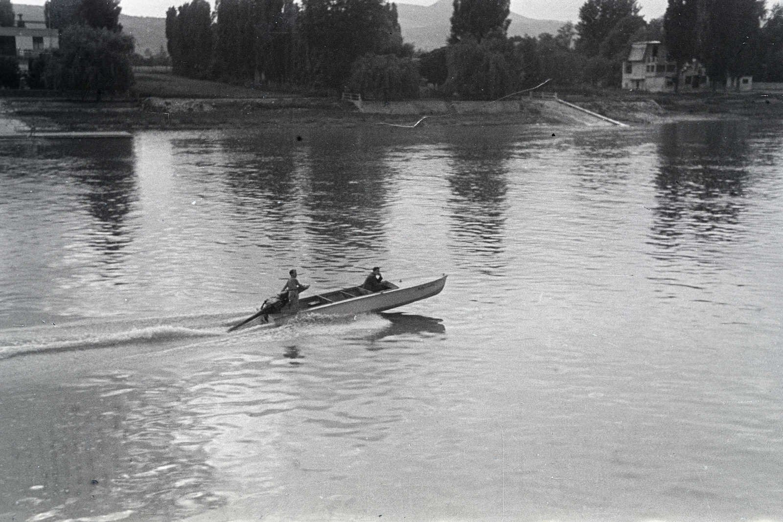 Hungary, Budapest III., motorcsónak a Dunán, szemben a Piroska utca környéki partszakasz., 1949, Kern család, shore, boat, motorboat, Budapest, Fortepan #273253