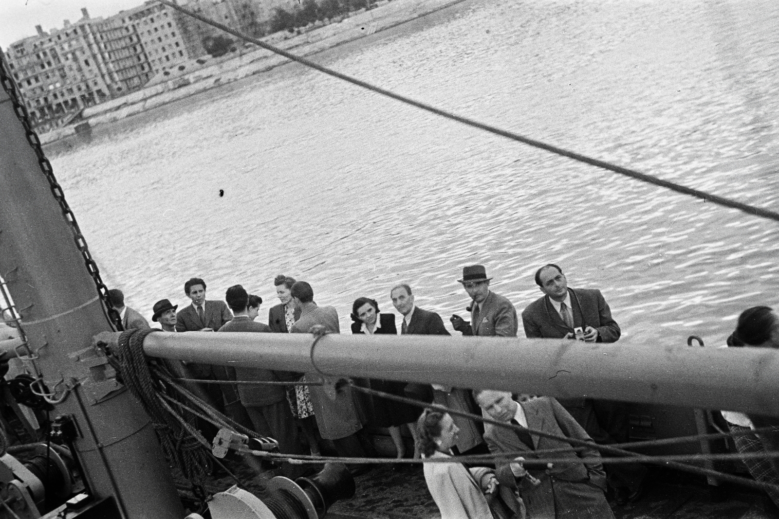 Hungary, Budapest I.,Budapest V., Masszandra folyam-tengeri áruszállító motorhajó a Dunán a Bem József (Pálffy) téri hajóállomásnál, háttérben balra a Balassi Bálint (Személynök) utca épületei, 1949, Kern család, Budapest, passenger, boat trip, Fortepan #273256