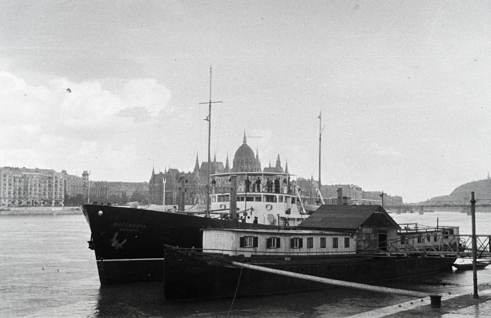 Hungary, Budapest I.,Budapest V., Bem (Margit) rakpart, Bem József (Pálffy) téri hajóállomás. Masszandra folyam-tengeri áruszállító motorhajó a Dunán, háttérben a Parlament., 1949, Kern család, Budapest, picture, plank, Kossuth-bridge, Fortepan #273257