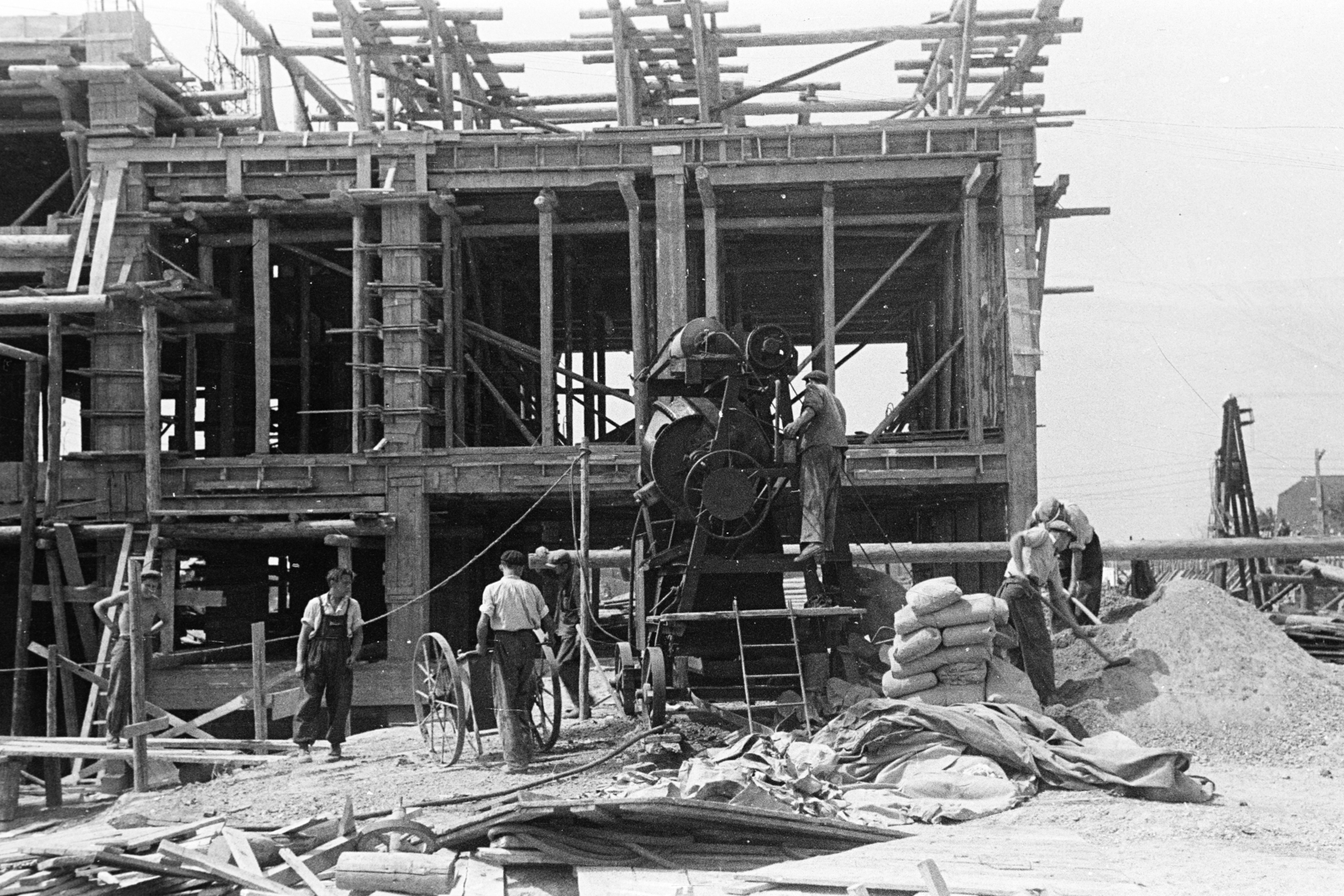 Hungary, Dunaújváros, (Dunapentele), a felvétel az iparváros építésének kezdetén készült., 1950, Kern család, worker, construction, building material, garbage truck, shovel, machine, Fortepan #273261