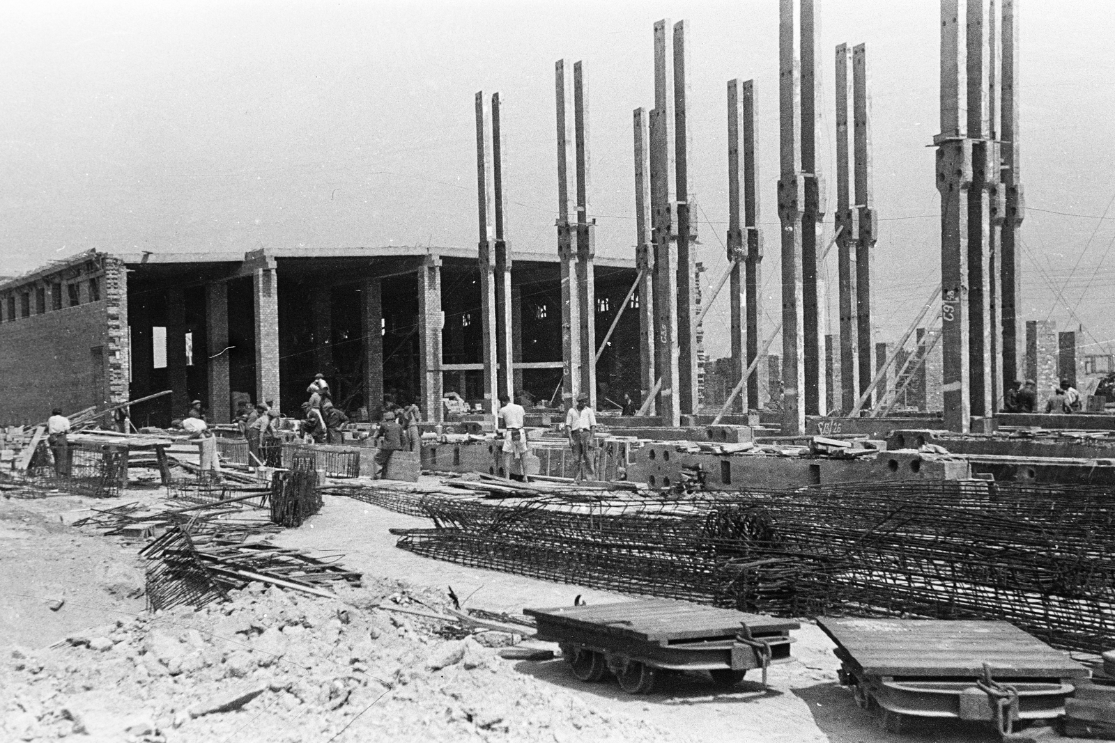 Hungary, Dunaújváros, (Dunapentele), a felvétel az iparváros építésének kezdetén készült., 1950, Kern család, construction, rf-concrete, railway cart, Fortepan #273262