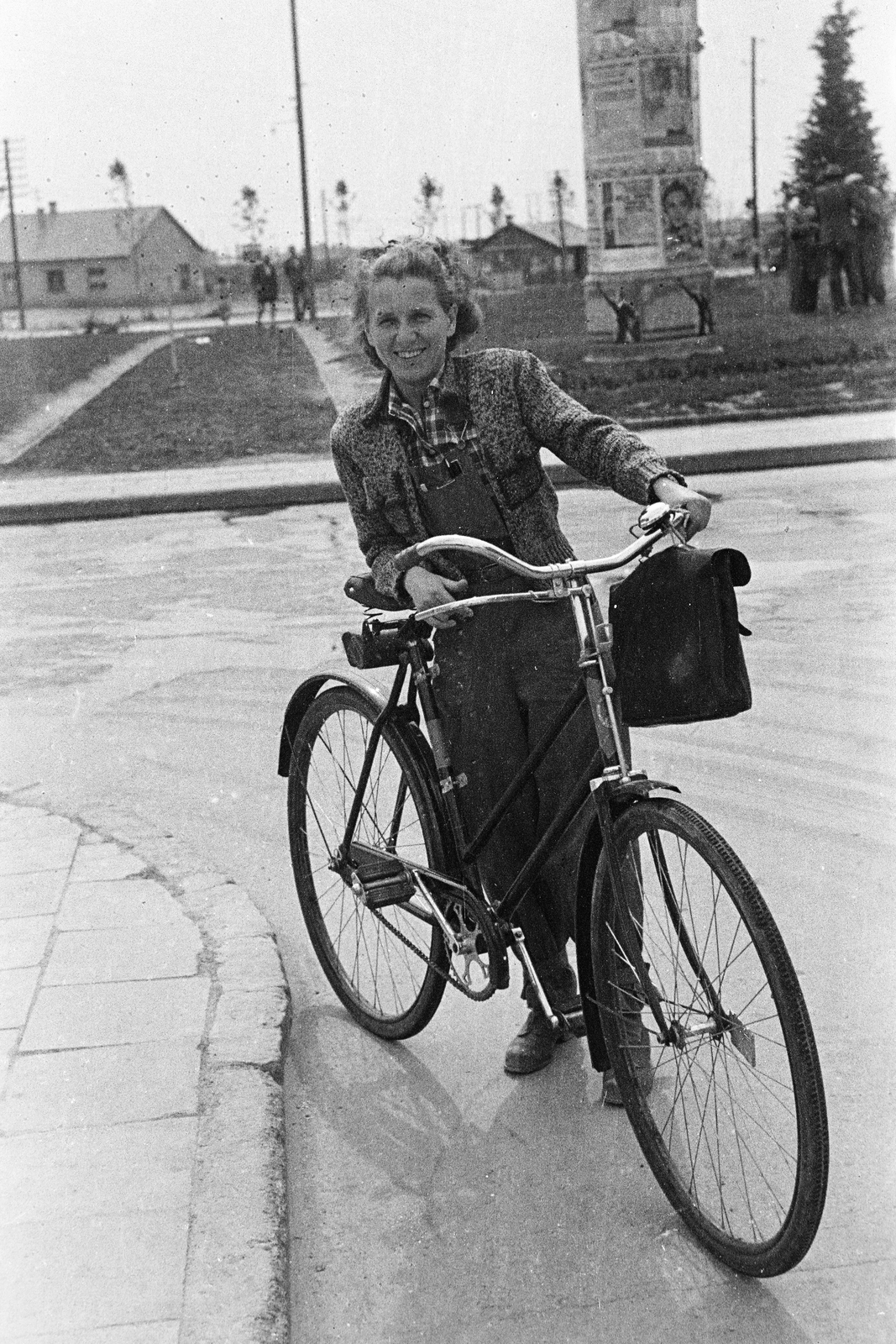 1949, Kern család, bicycle, lady, ad pillar, cardigan, Fortepan #273271