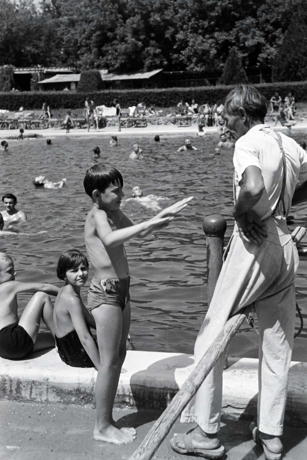 Hungary, Eger, városi strand., 1950, Kern család, kid, beach, grandparent, talks, swimming, pool, swimming lesson, Fortepan #273274