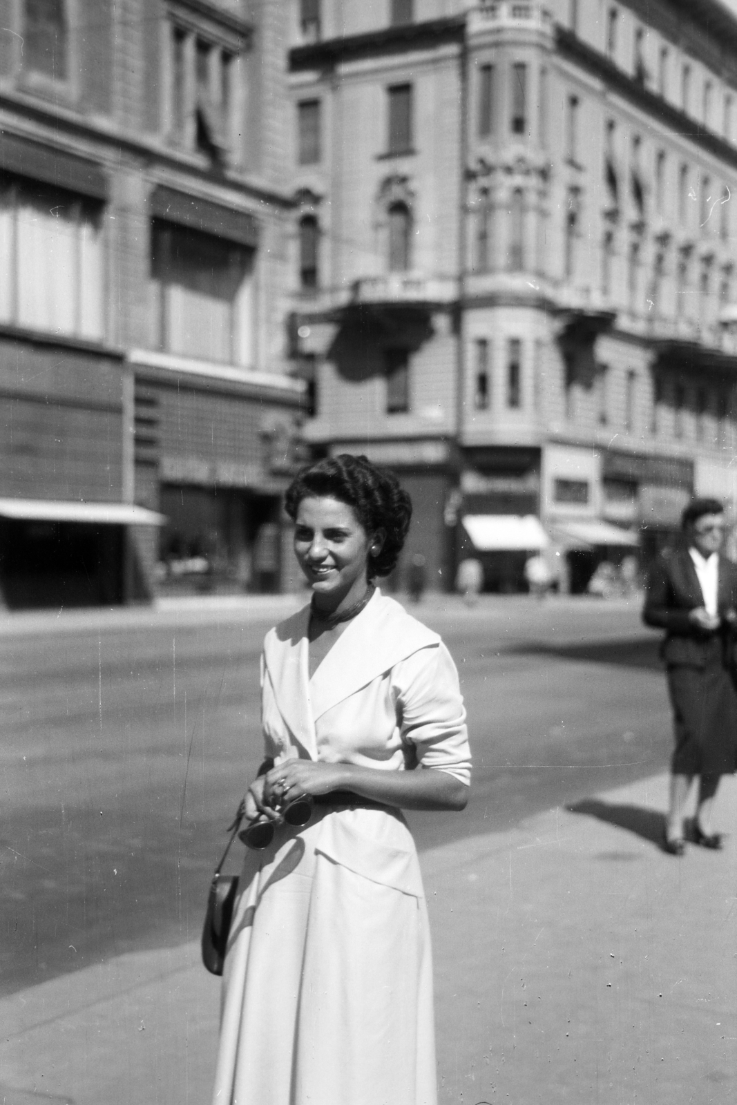 Hungary, Budapest V., a felvétel a Kossuth Lajos utca és a Ferenciek tere sarkán készült, a háttérben a Városház utca torkolata látszik., 1952, Kern család, Budapest, smile, lady, white dress, Fortepan #273281