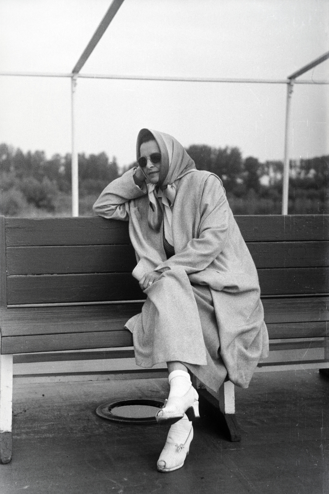 Hungary, 1950, Kern család, lady, bench, coat, prop up on elbows, ship, sandal, boat trip, white dress, Fortepan #273289