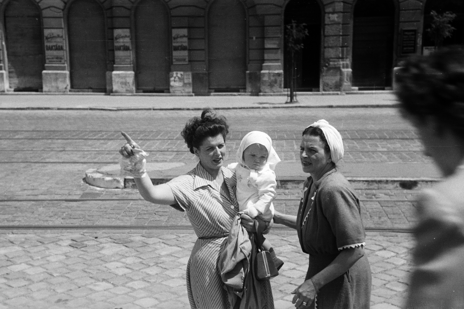 Hungary, Budapest V., Belgrád rakpart, háttérben a 22-es számú ház., 1951, Kern család, women, mother, newborn, safety island, point a finger, Budapest, Fortepan #273292