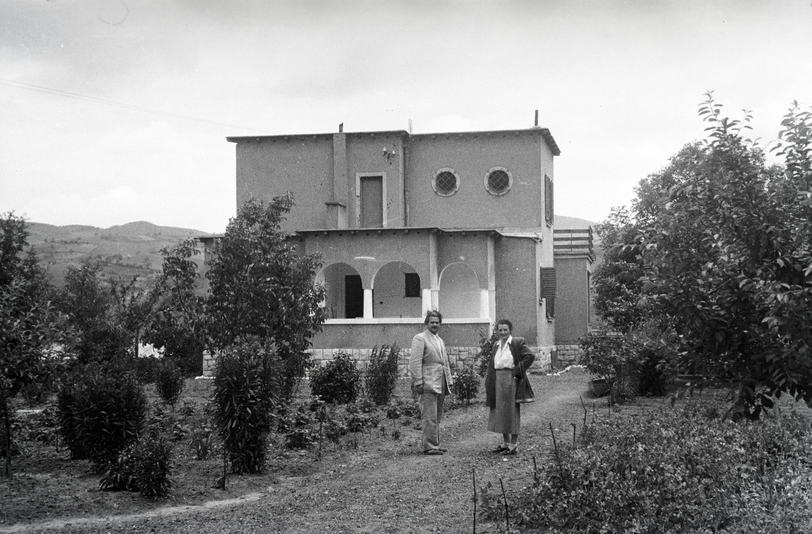 Hungary,Danube Bend, Nagymaros, Antal Sándor építész Duna-parti villája, később a bős-nagymarosi vízlépcsőrendszer építésekor lebontották., 1951, Kern család, flat roof, house, modern architecture, Fortepan #273297