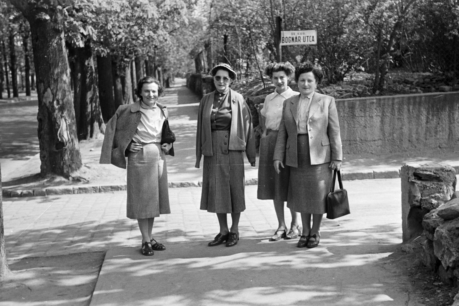1951, Kern család, Best of, tableau, alley, costume, women, sunshine, street name sign, Fortepan #273303