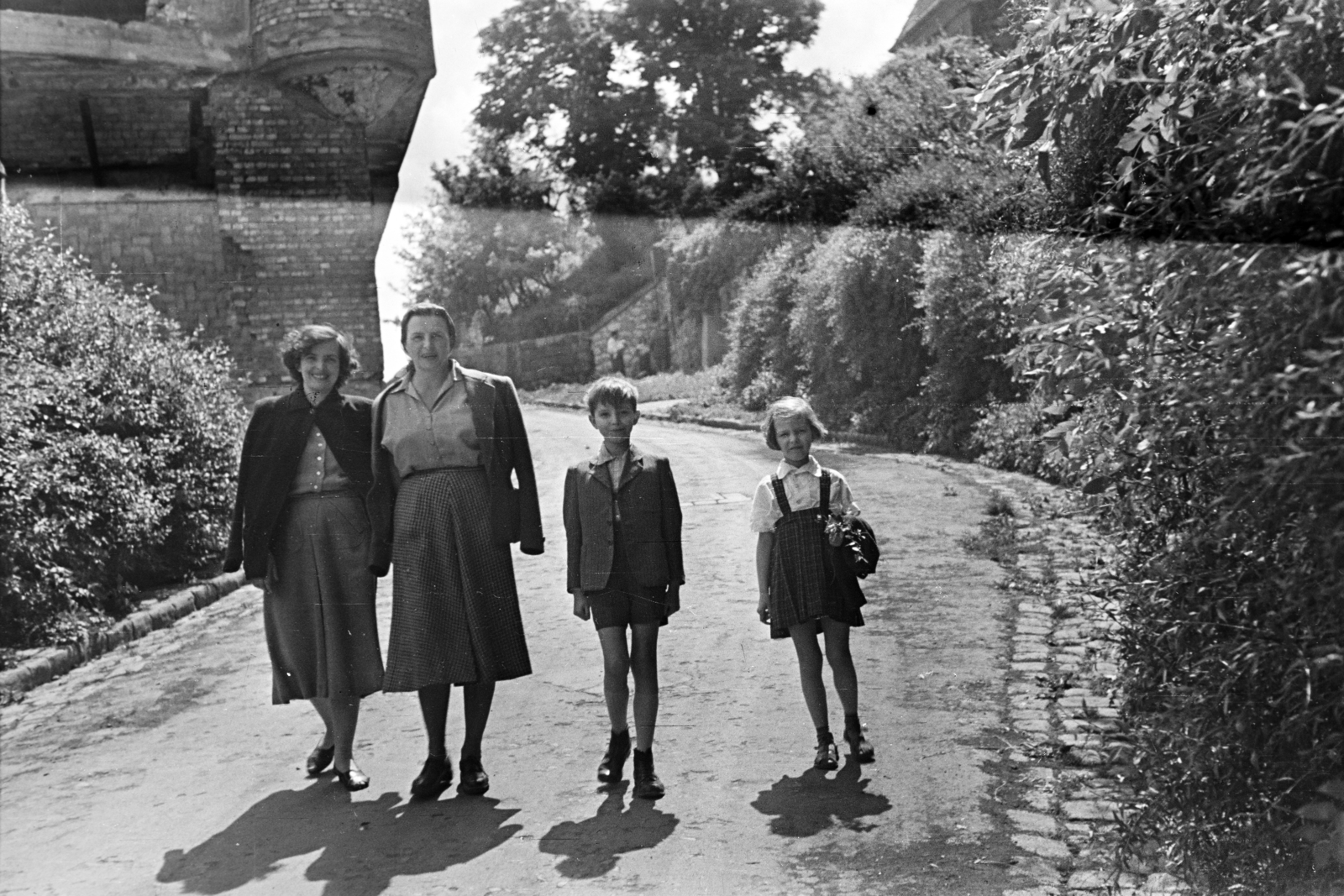 1953, Kern család, women, girl, shadow, walk, kid, Fortepan #273306