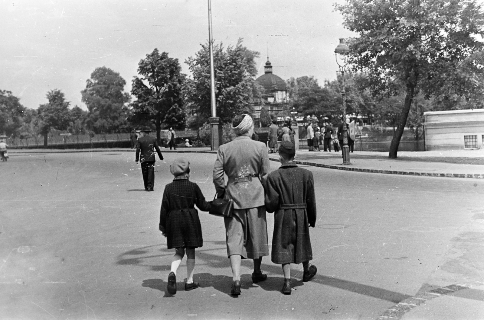 Hungary, Budapest XIV., Hősök tere, szemben a Városligeti-tó és háttérben a Millenniumi kiállításra épített Budapest fő- és székesfőváros pavilonja., 1952, Kern család, Budapest, kids, lady, coat, hold hands, back, Fortepan #273309