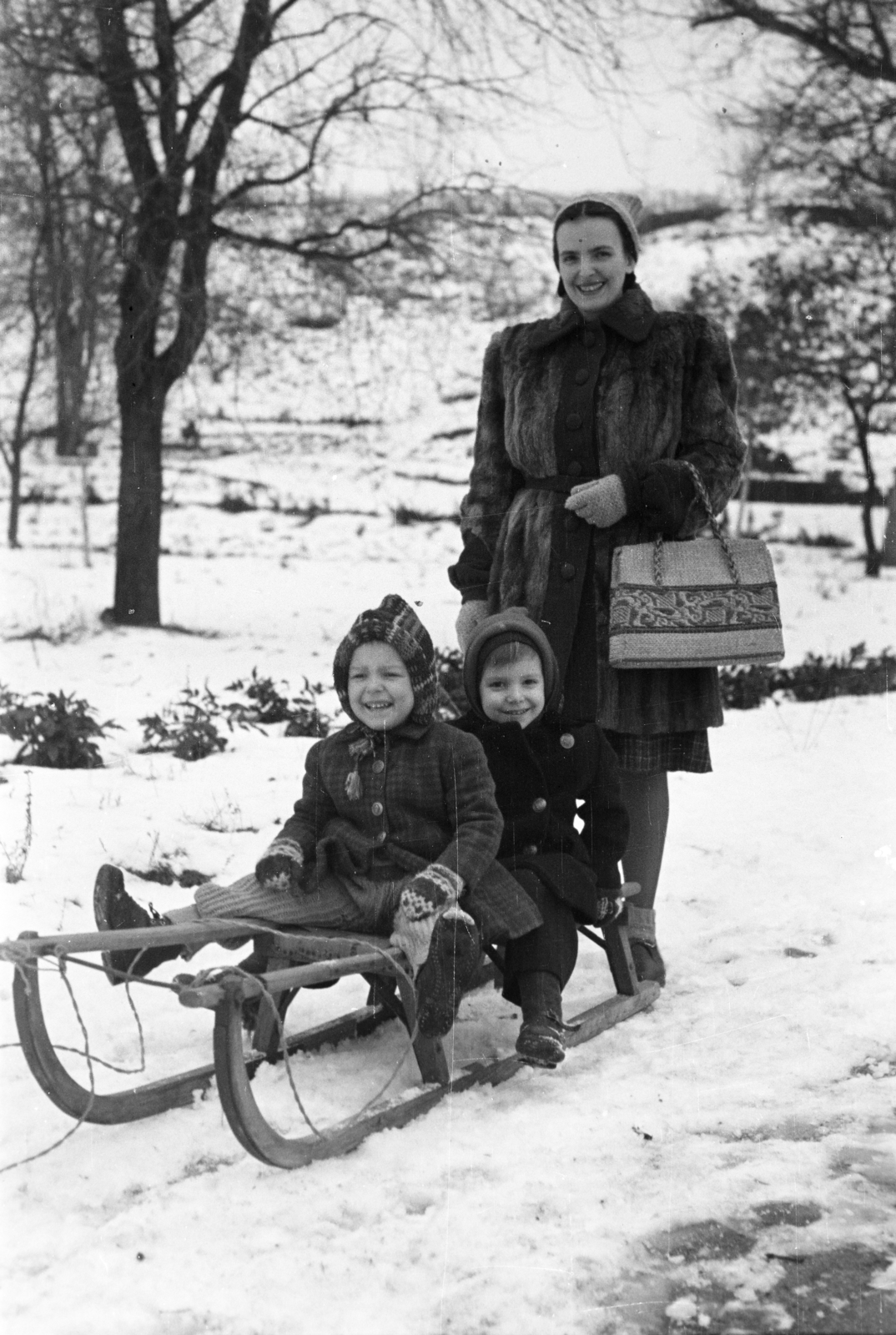 Hungary, Eger, Felnémet (ekkor önálló, ma a város része), Kern Károly vezérkari őrnagy felesége és gyermekei., 1950, Kern család, kids, mother, sledge, fur coat, snowy landscape, Fortepan #273313