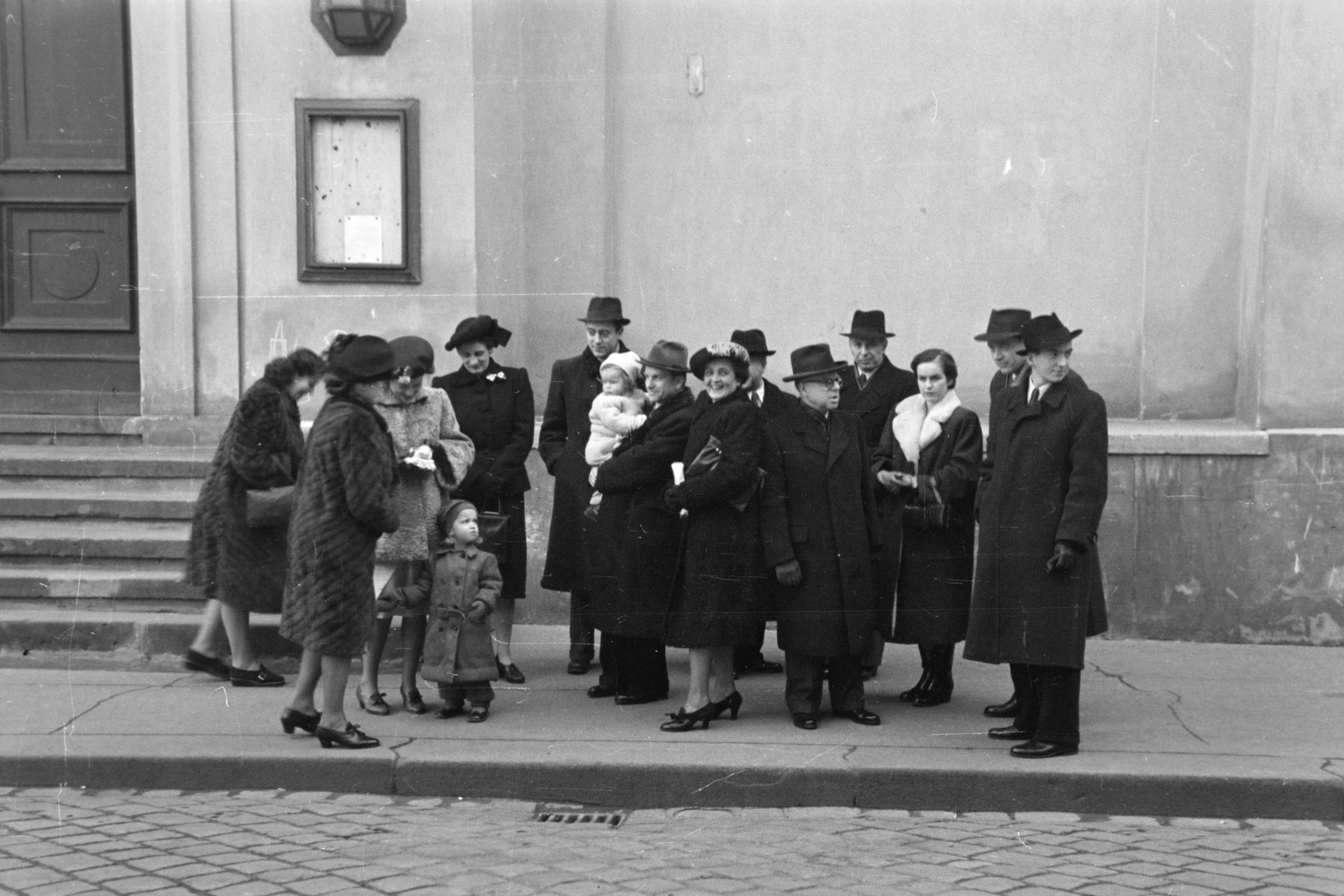 Hungary, Budapest V., Deák Ferenc tér, a felvétel az evangélikus templom előtt készült., 1951, Kern család, Budapest, kids, stairs, women, coat, men, pavement, church, waiting, hat, Fortepan #273316