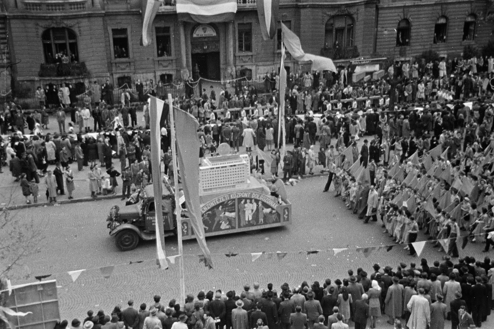 Magyarország, Budapest VI., kilátás az Andrássy út 98-ból, a Pénzintézet Központ dolgozói a május 1-i felvonuláson, túloldalon a 93-as és a 91-es számú épület látható., 1948, Kern család, pódiumautó, felvonulás, Budapest, Fortepan #273317