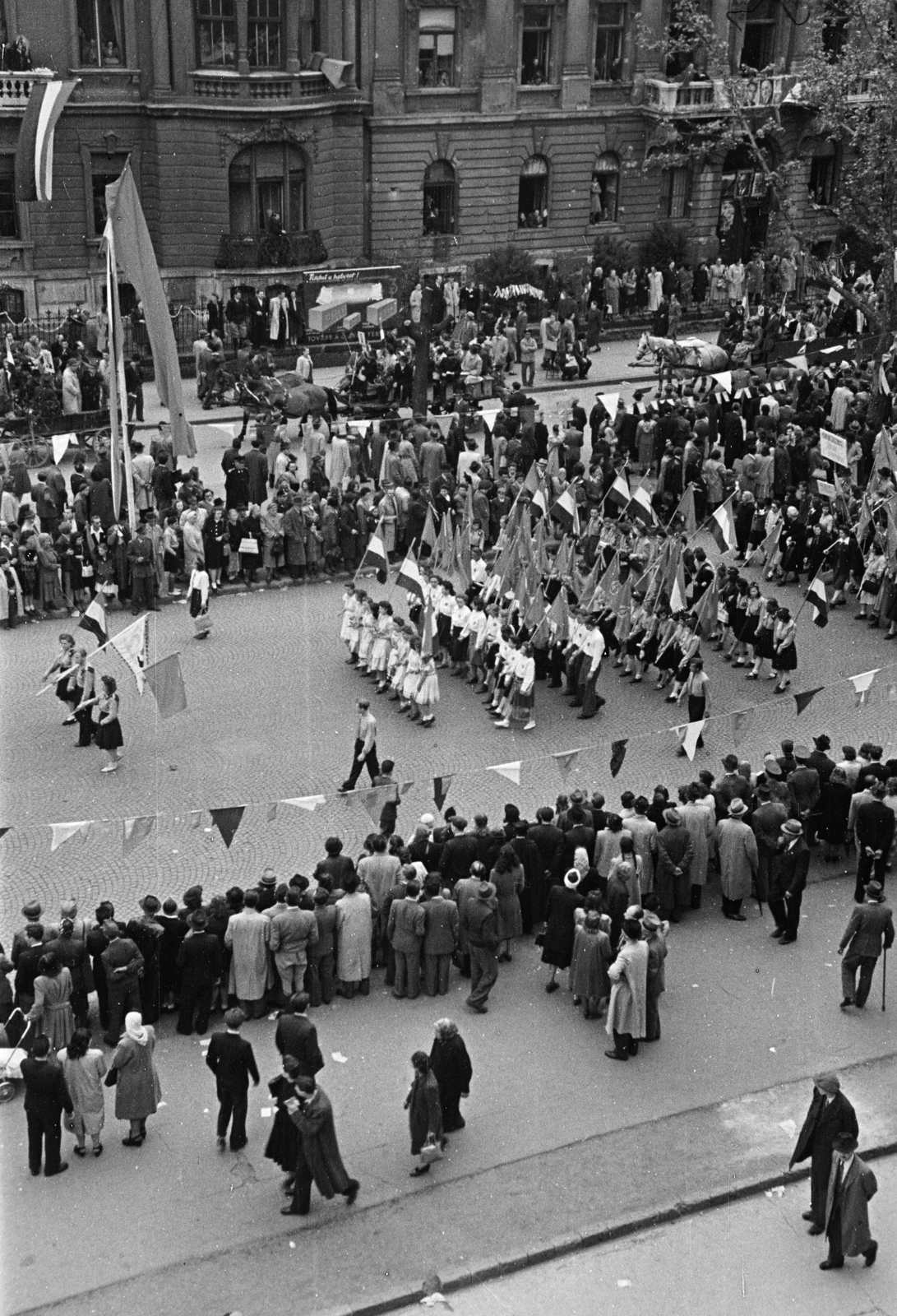 Magyarország, Budapest VI., kilátás az Andrássy út 98-ból, május 1-i felvonulás résztvevői, túloldalon a 93-as és a 91-es számú épület látható., 1948, Kern család, felvonulás, Budapest, Fortepan #273319