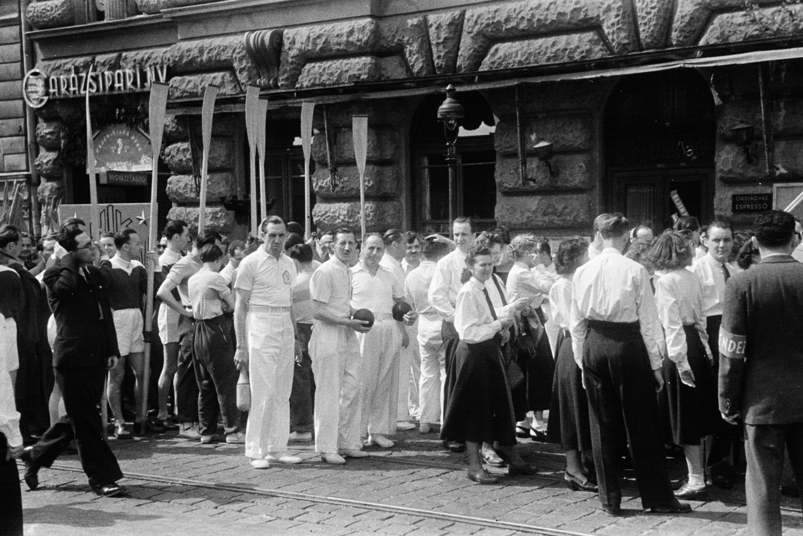 Magyarország, Budapest V., felvonulók a Vértanúk terén. A felvétel a Kossuth Lajos tér sarkán álló ház előtt készült., 1947, Kern család, Budapest, sportoló, felvonulás, karszalag, evező, Fortepan #273329
