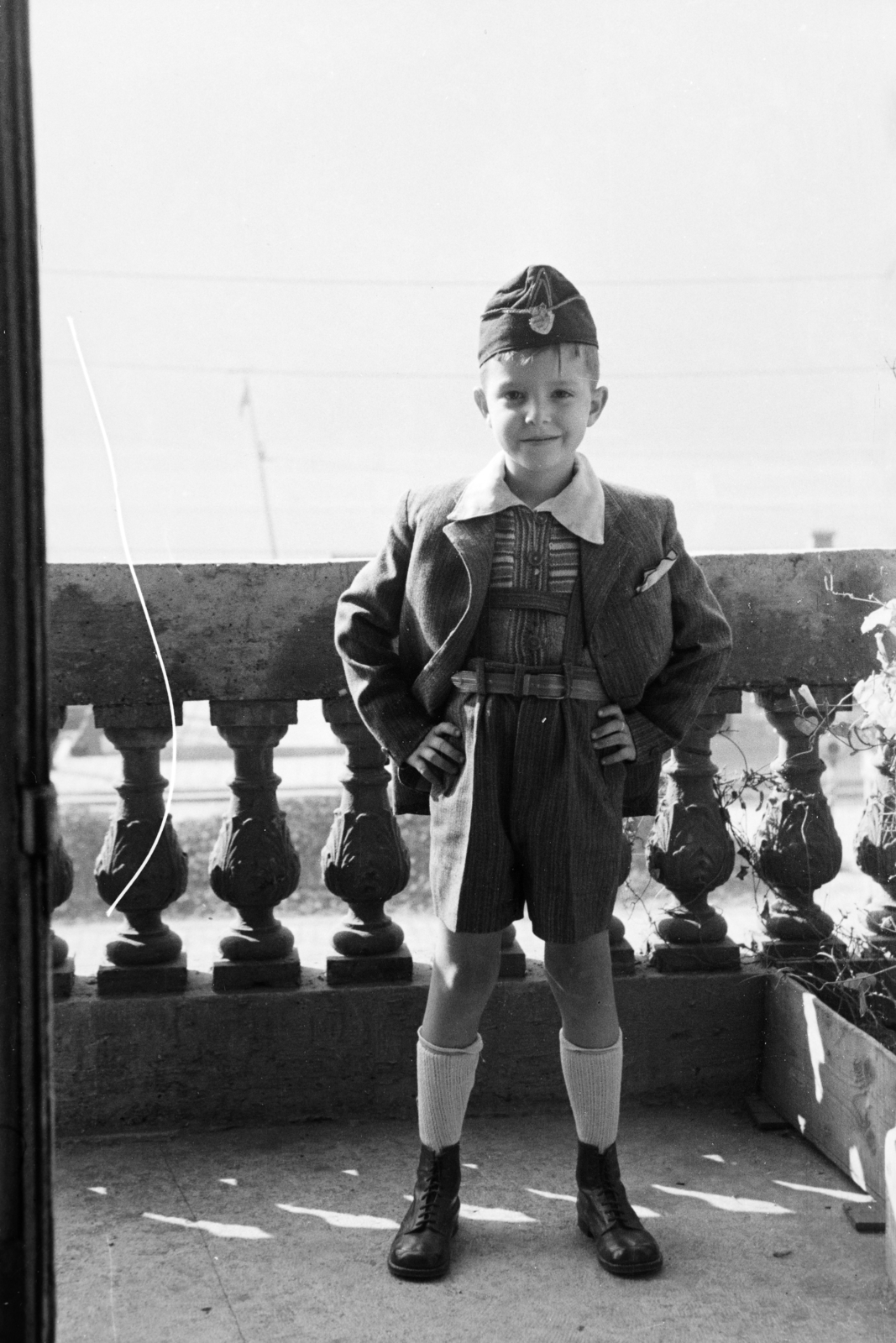 Magyarország, Budapest V., a felvétel a Belgrád rakpart 19-es számú ház egyik lakásának erkélyén készült., 1948, Kern család, csípőre tett kéz, kisfiú, rövidnadrág, balusztrád, Budapest, Fortepan #273330