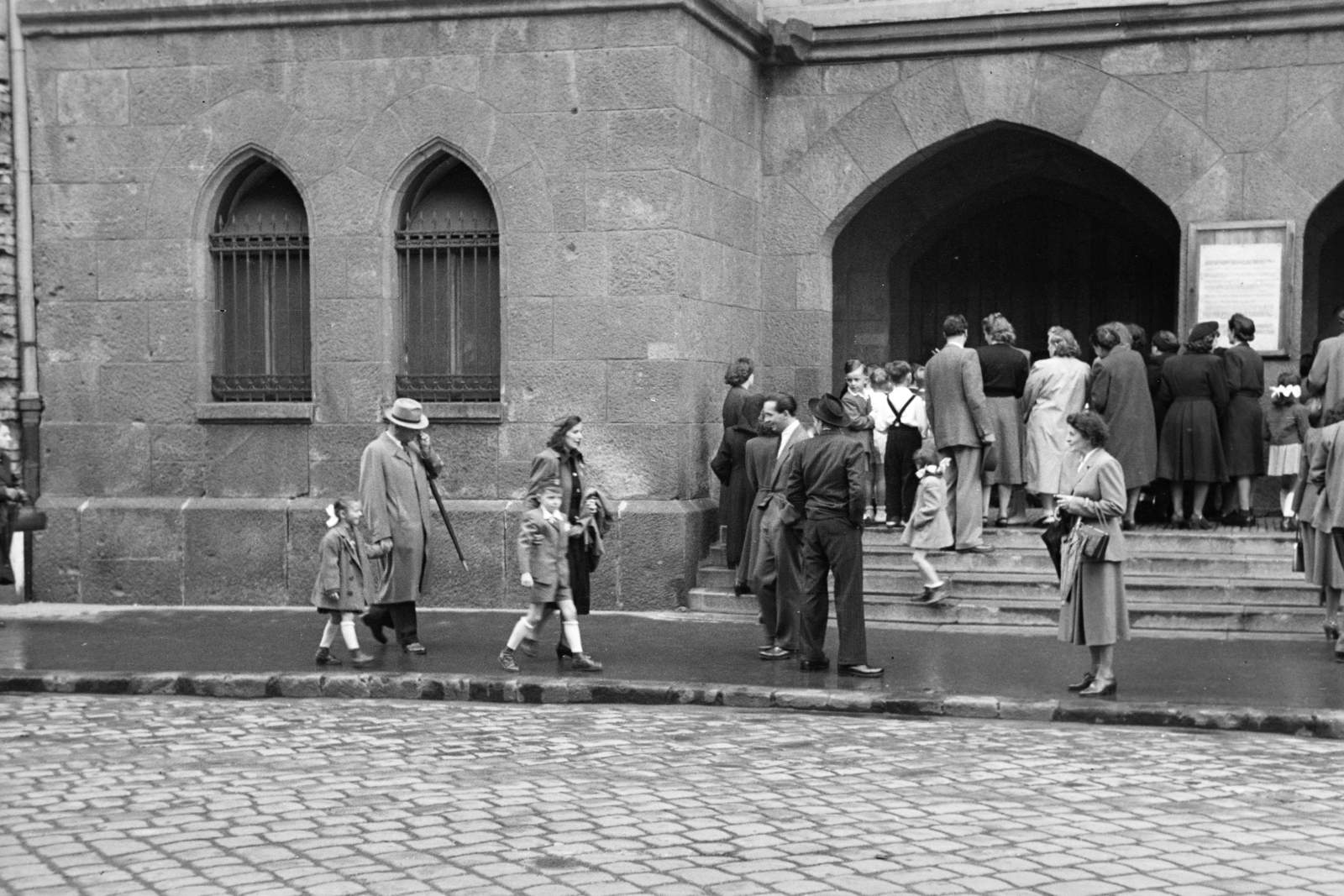 Hungary, Budapest VI., Szondi utca 67., a felvétel a Szent Család-templom kapujánál készült., 1950, Kern család, Budapest, gentleman, lady, kids, trench coat, umbrella, Fortepan #273335