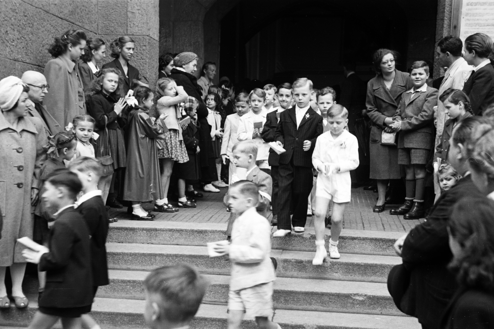 Hungary, Budapest VI., Szondi utca 67., elsőáldozók a Szent Család-templom kapujában., 1950, Kern család, Budapest, kids, stairs, Fortepan #273337
