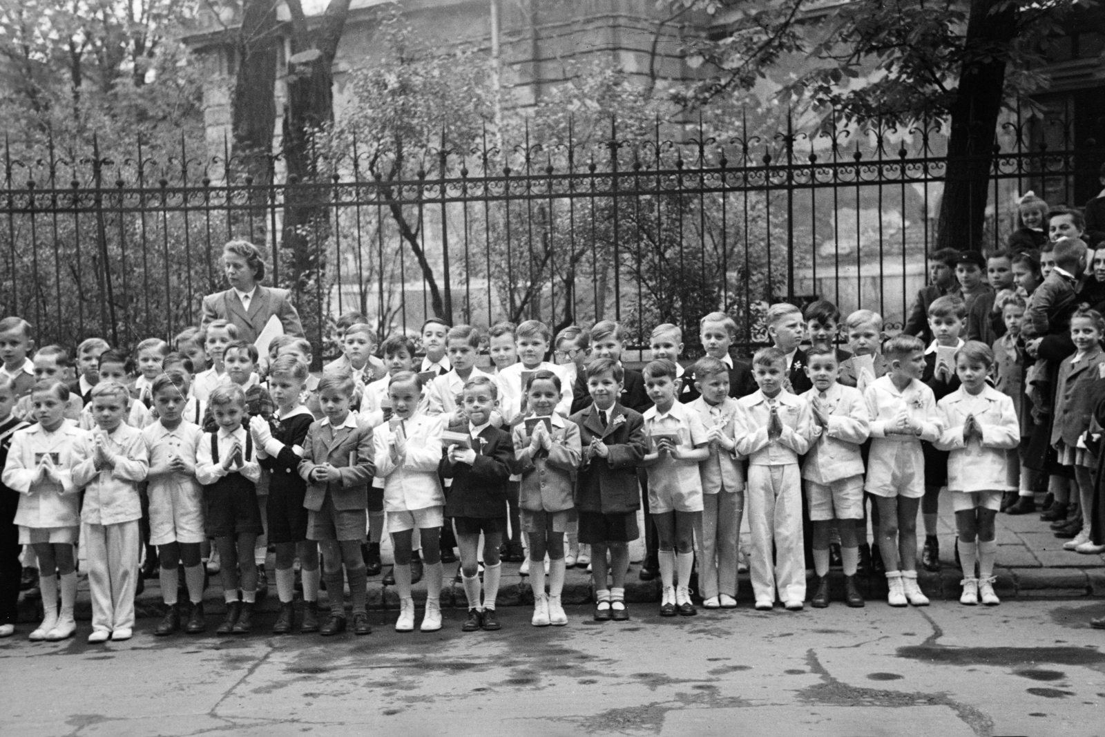 Magyarország, Budapest VI., Bajza utca, elsőáldozó gyermekek, a felvétel az Epreskert kerítése előtt készült., 1950, Kern család, Budapest, csoportkép, ünneplő ruha, összekulcsolt kéz, Fortepan #273338