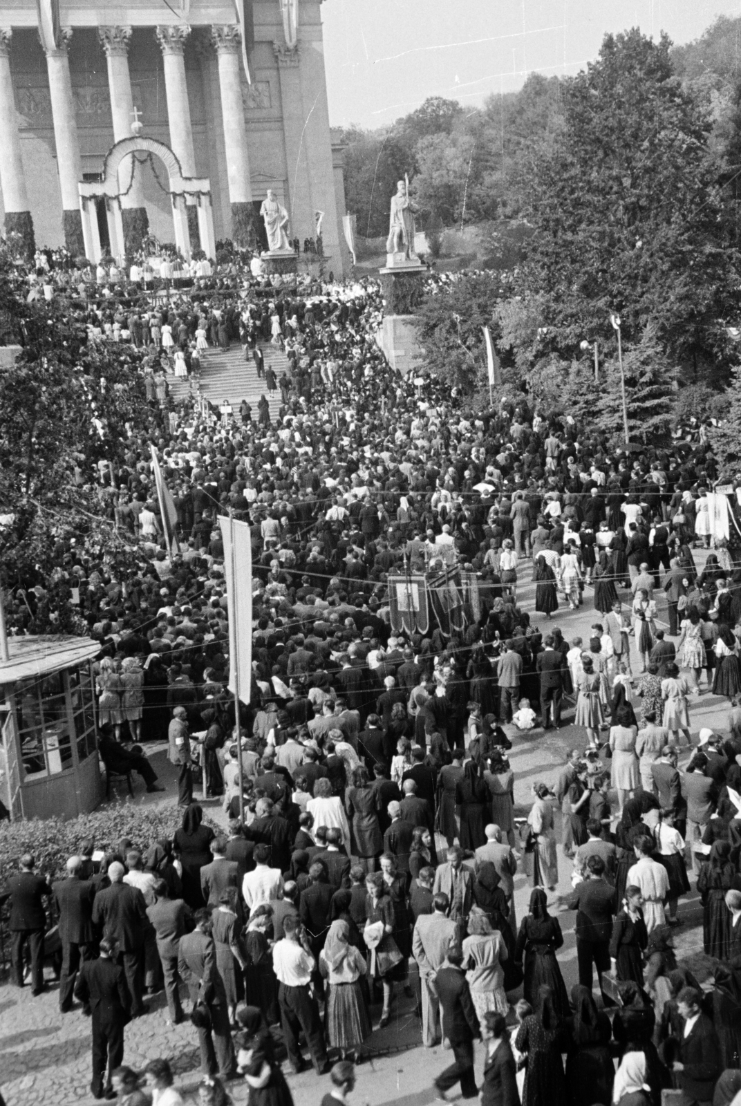 Magyarország, Eger, kilátás a Líceumból, Úrnapi körmenet résztvevői a Főszékesegyház előtt., 1947, Kern család, tömeg, katolikus, ünnepség, Fortepan #273340