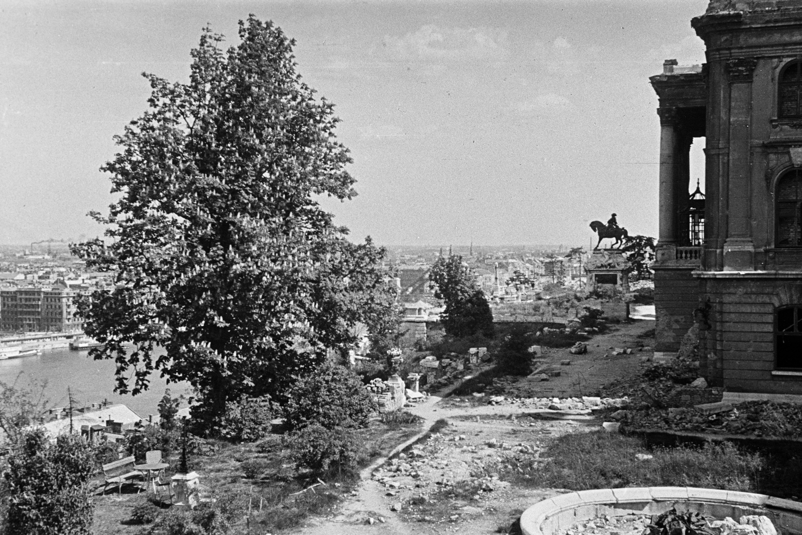 1946, Kern család, picture, war damage, wood, sculpture, palace, Prince Eugene of Savoy-portrayal, Danube, Fortepan #273351