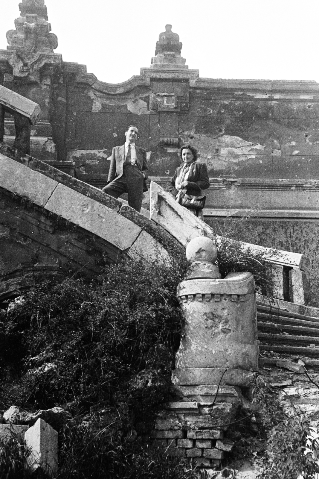 Hungary, Budapest I., lépcső a József főhercegi palotához tartozó istállóépületnél., 1946, Kern család, tie, suit, gentleman, lady, handbag, stairs, Budapest, Fortepan #273354
