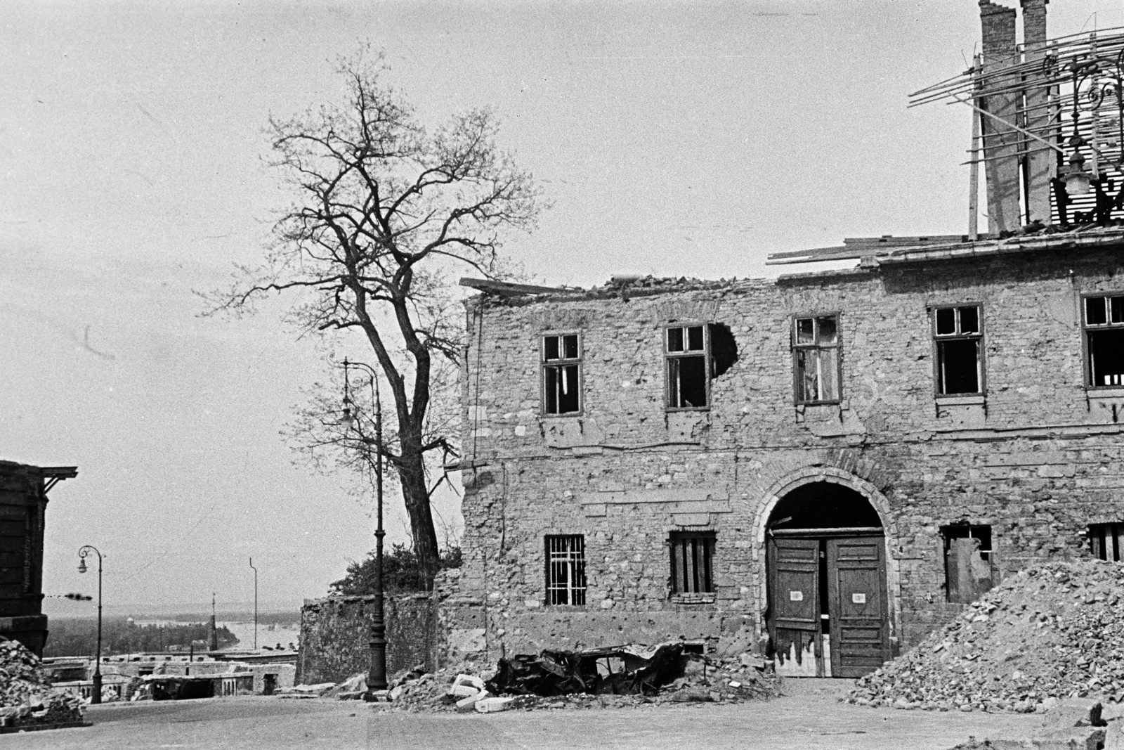 1946, Kern család, lamp post, war damage, damaged building, wood, Fortepan #273356