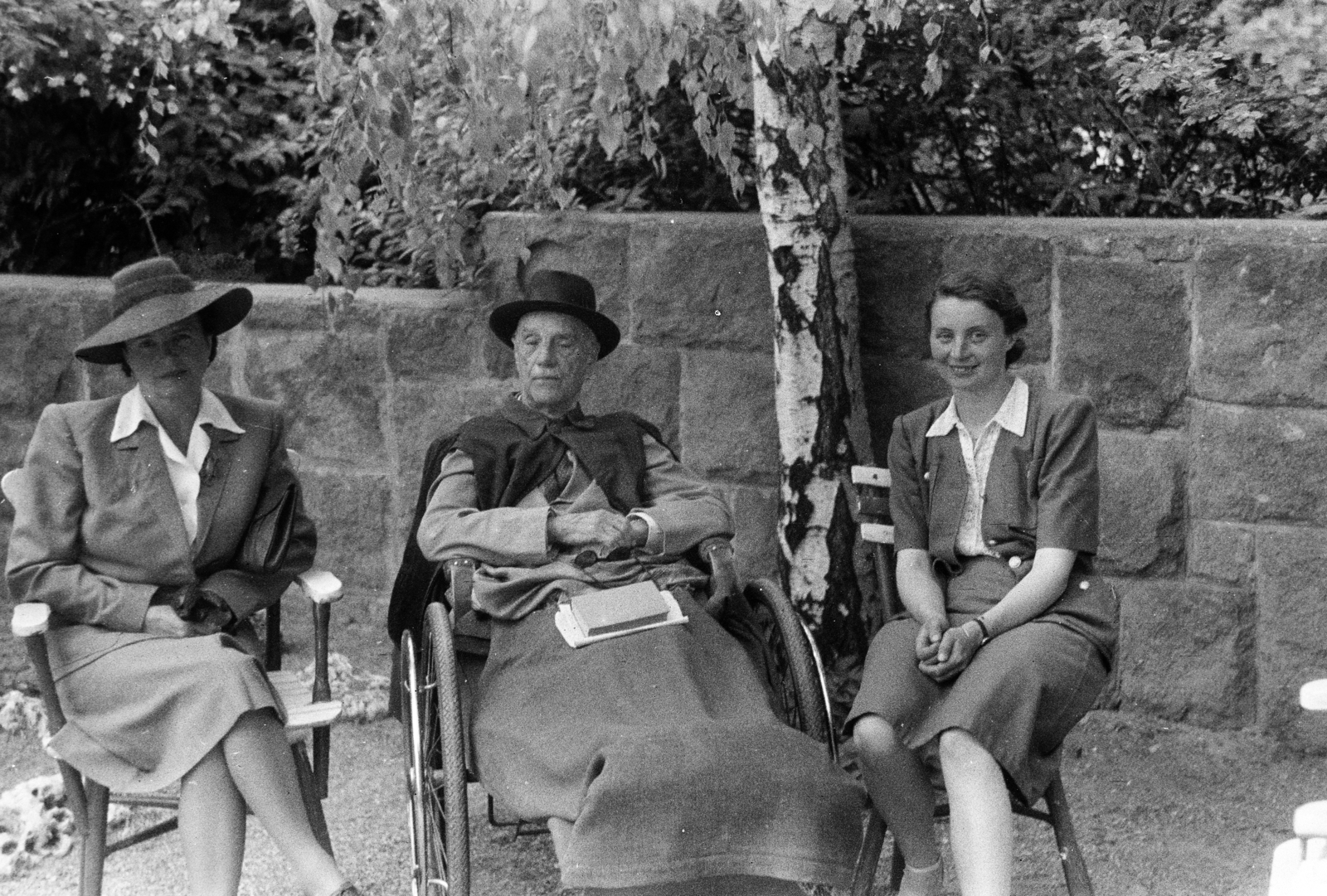1946, Kern család, gentleman, lady, smile, plaid, costume, wall, freestone, wood, hat, shades, arm chair, chair, book, invalid car, three people, Fortepan #273364