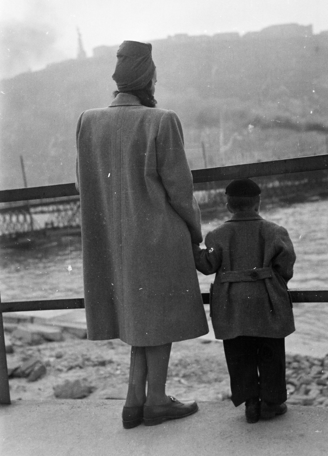Hungary, Budapest V., pesti alsó rakpart, háttérben a Petőfi (Böske) pontonhíd., 1946, Kern család, lady, railing, coat, kid, hold hands, Budapest, Fortepan #273371