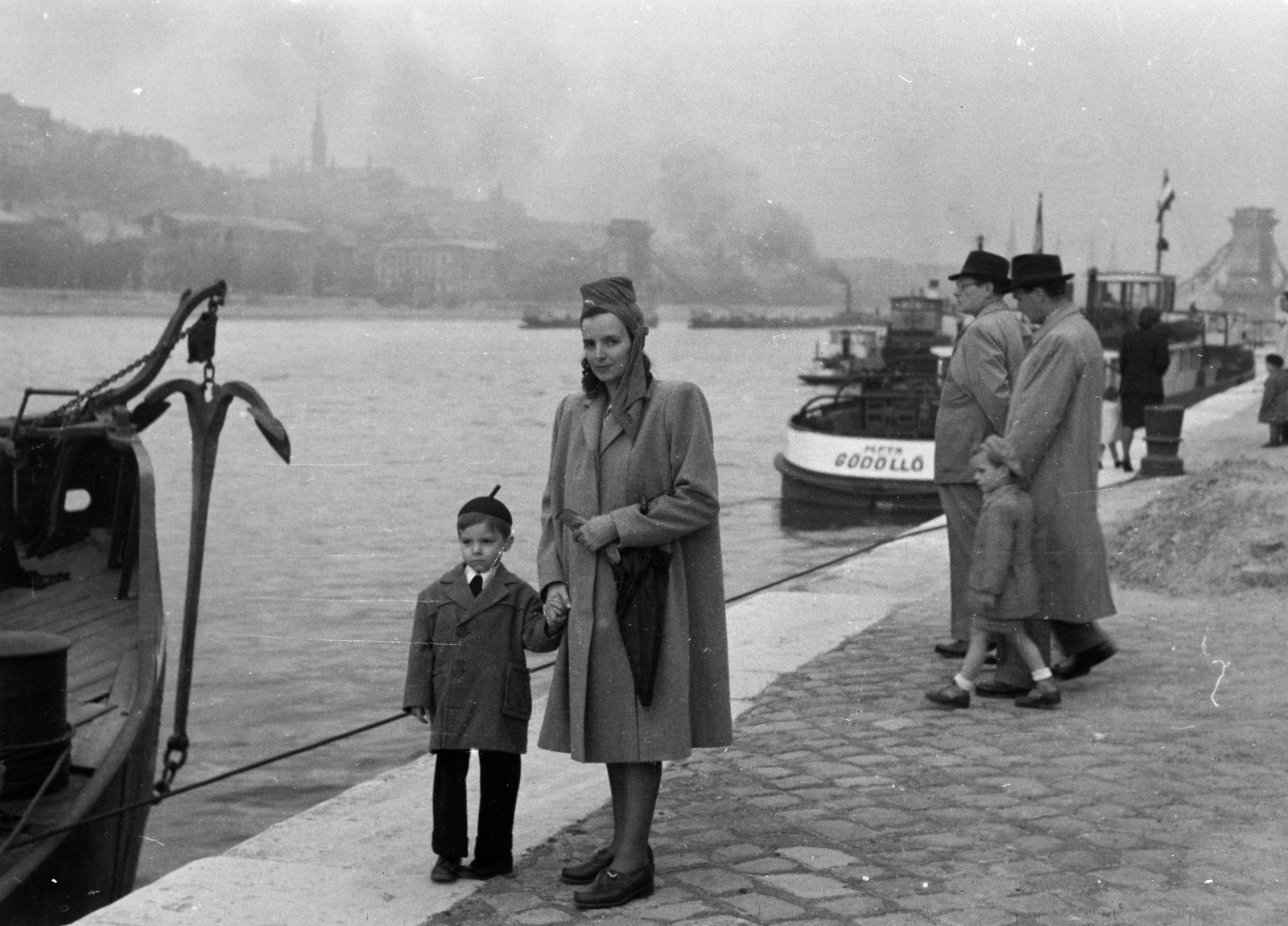 1946, Kern család, lady, coat, ship, kid, beret, umbrella, wharf, anchor, Fortepan #273372