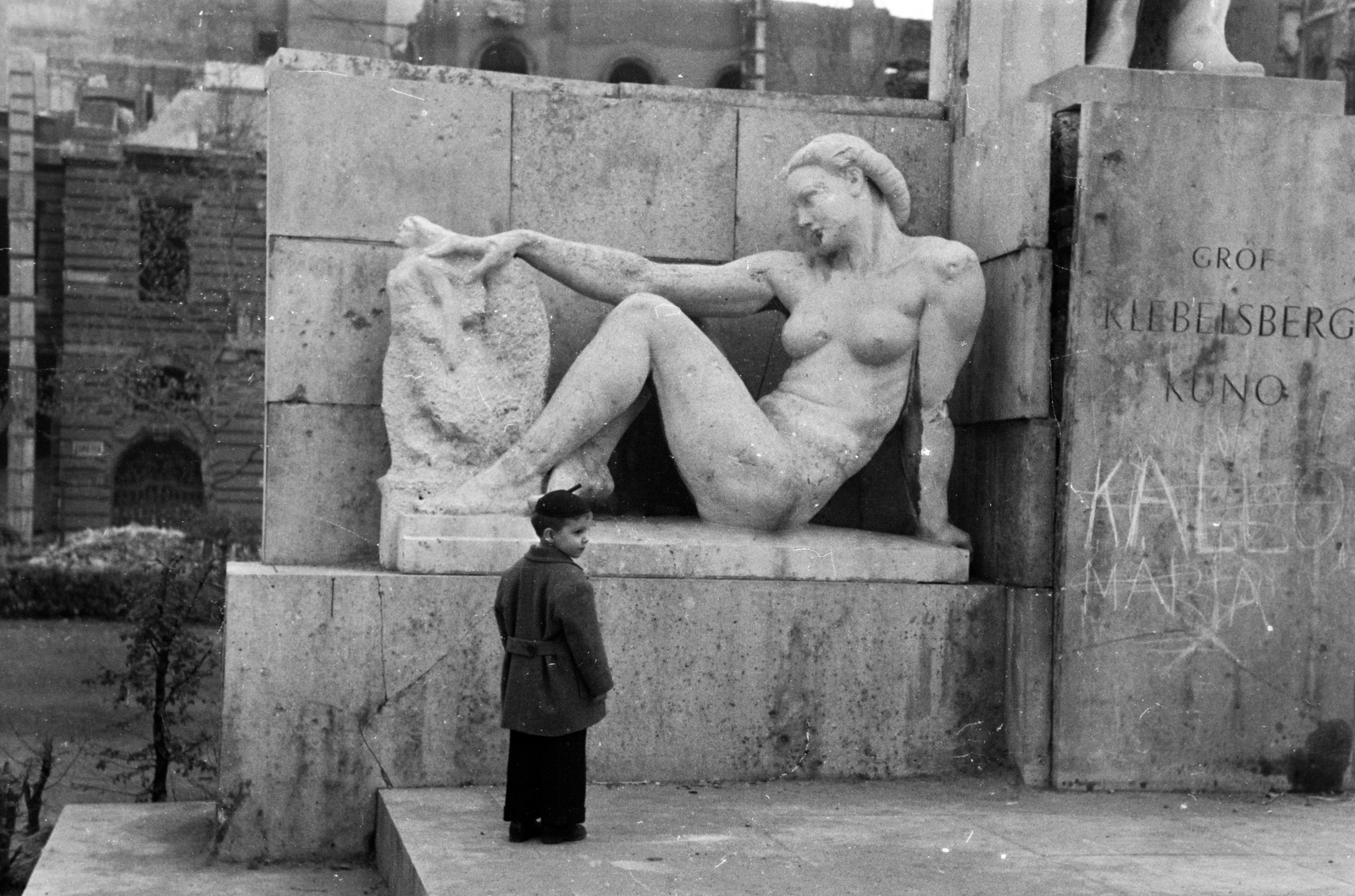 Hungary, Budapest V., Március 15. (Eskú) tér, Gróf Klebelsberg Kunó-emlékmű női mellékalakja. Később a XI. kerületben, a Villányi úton, a Szent Imre templom és gimnázium közötti parkban állították fel., 1946, Kern család, coat, sculpture, kid, beret, Budapest, Fortepan #273373