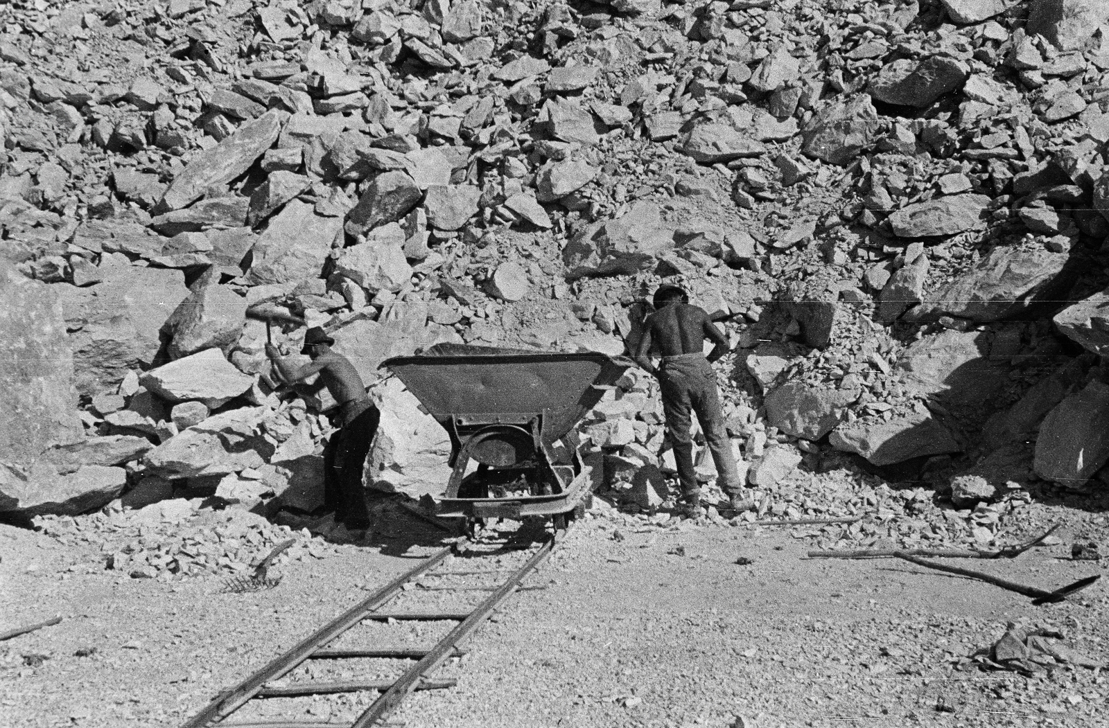 Hungary, Bélapátfalva, Bél-kő, mészkőbánya., 1950, Kern család, railway cart, worker, stone mine, Fortepan #273385