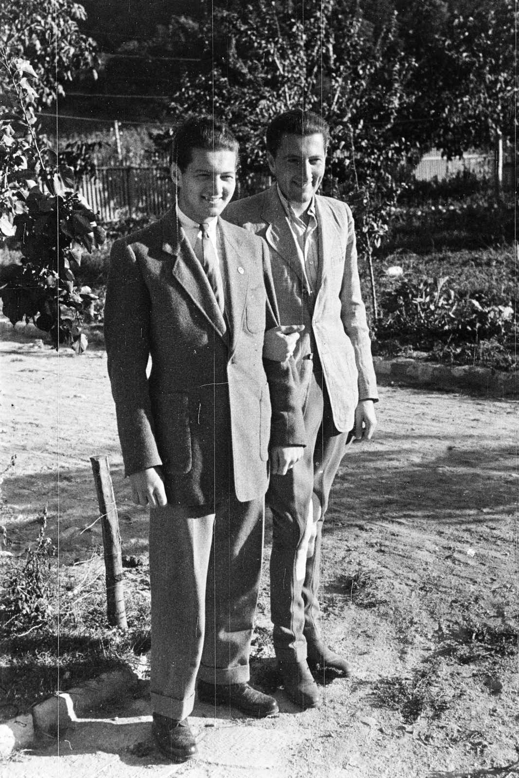 1950, Kern család, smile, youth, suit, double portrait, gentleman, garden, Fortepan #273387