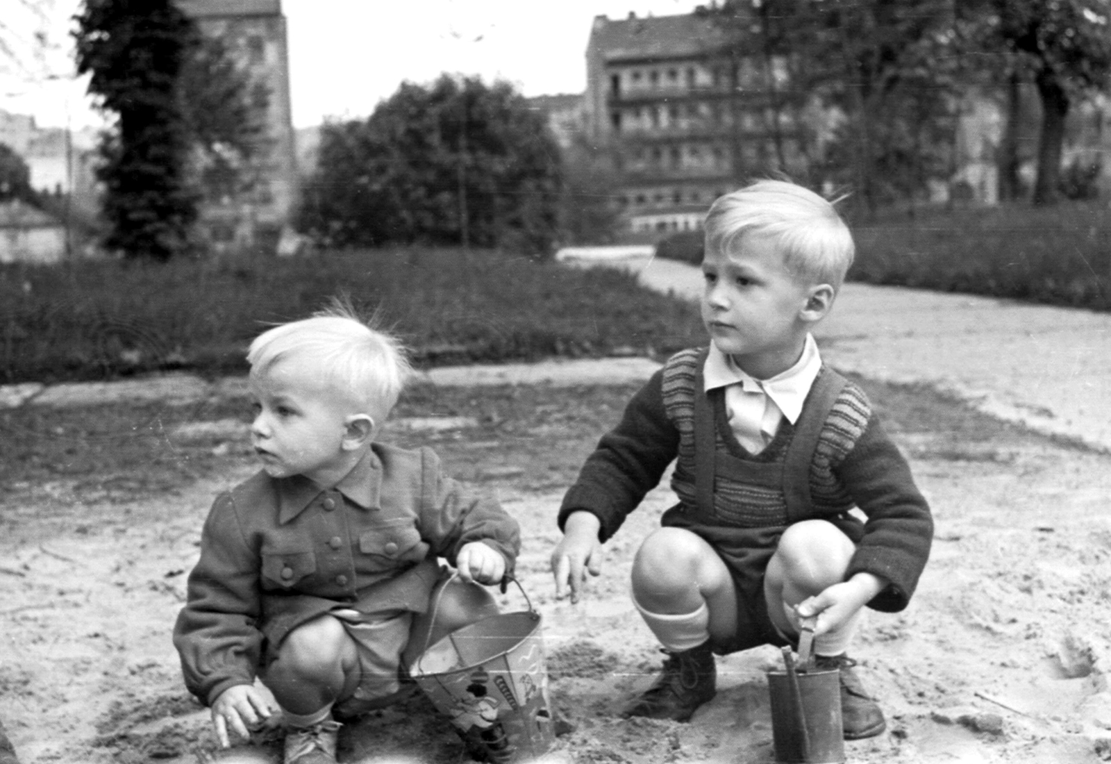 Hungary, Budapest XII., Királyhágó utca, Budai Honvéd Kórház parkja, az Alkotás utca felé nézve., 1953, Mészöly Leonóra, kids, sandpit, Budapest, Fortepan #27340