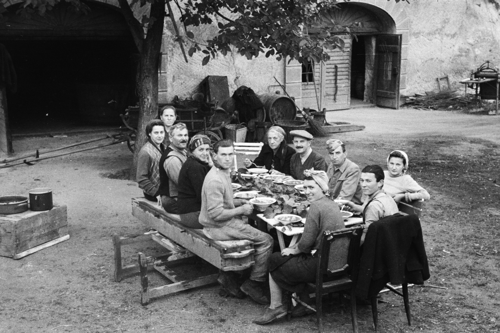 Magyarország, Eger, Felnémet (ekkor önálló, ma a város része), a szőlőhegyen szüretkor készült a felvétel, ebéd a pince előtt., 1949, Kern család, Best of, csoportkép, férfiak, asztal, nők, étkezés, visszanézés, Fortepan #273406