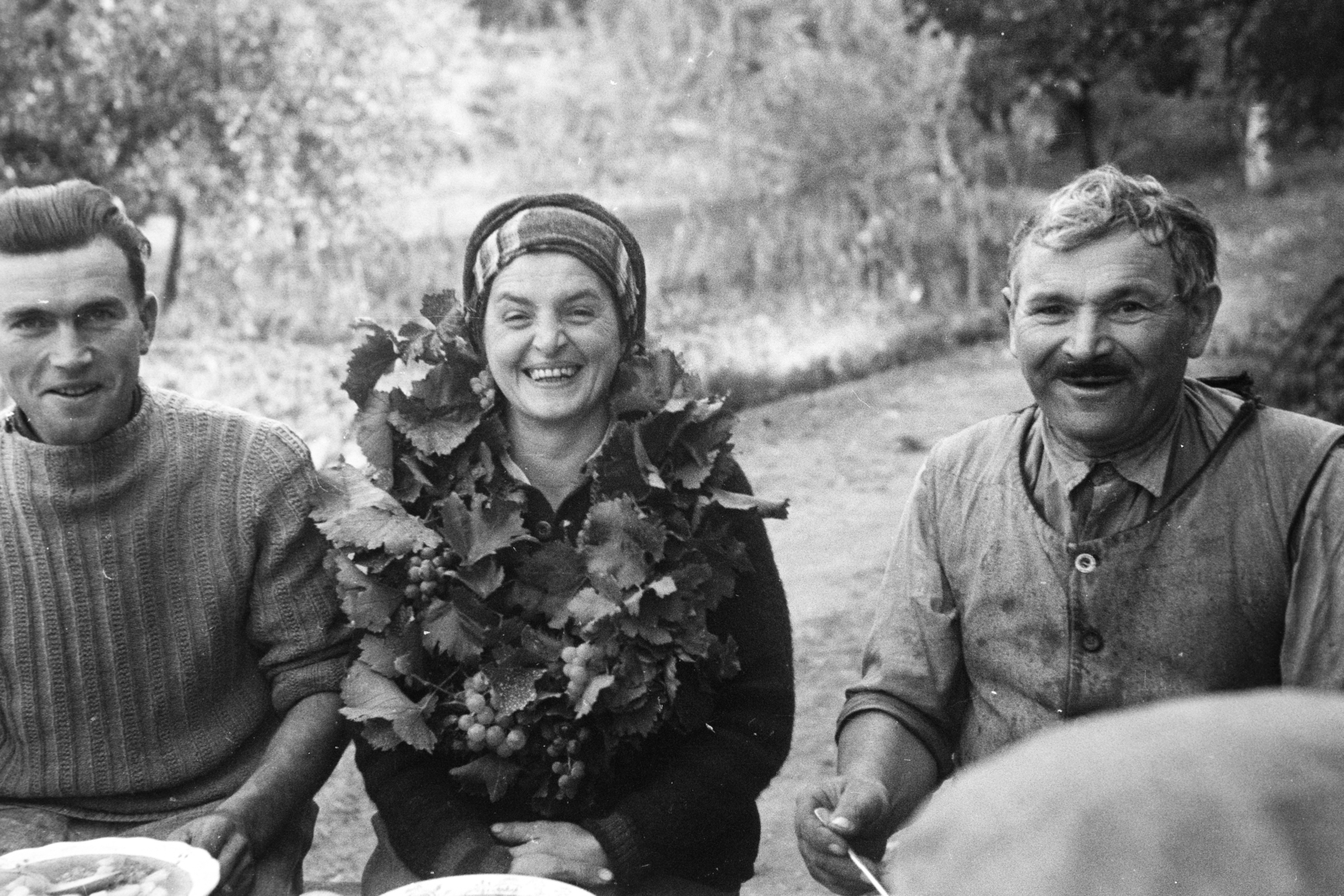 Hungary, Eger, Felnémet (ekkor önálló, ma a város része), a szőlőhegyen szüretkor készült a felvétel, ebéd a pince előtt., 1949, Kern család, gentleman, lady, fun, grape, Fortepan #273407