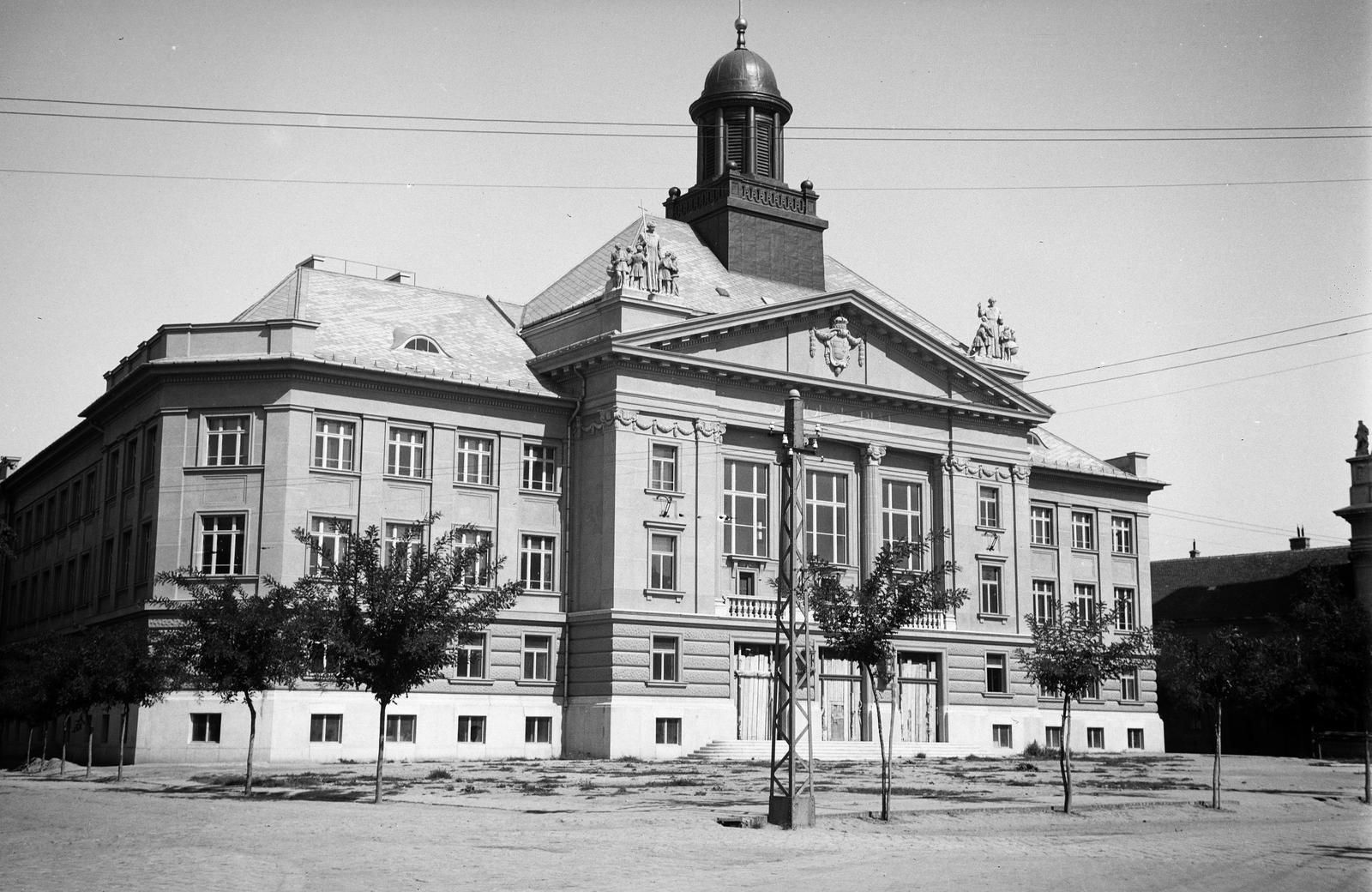 Hungary, Kecskemét, Piaristák tere 1-7, Piarista gimnázium., 1954, Vargha Zsuzsa, public building, architectural ornament, sapling, tower, Fortepan #273411