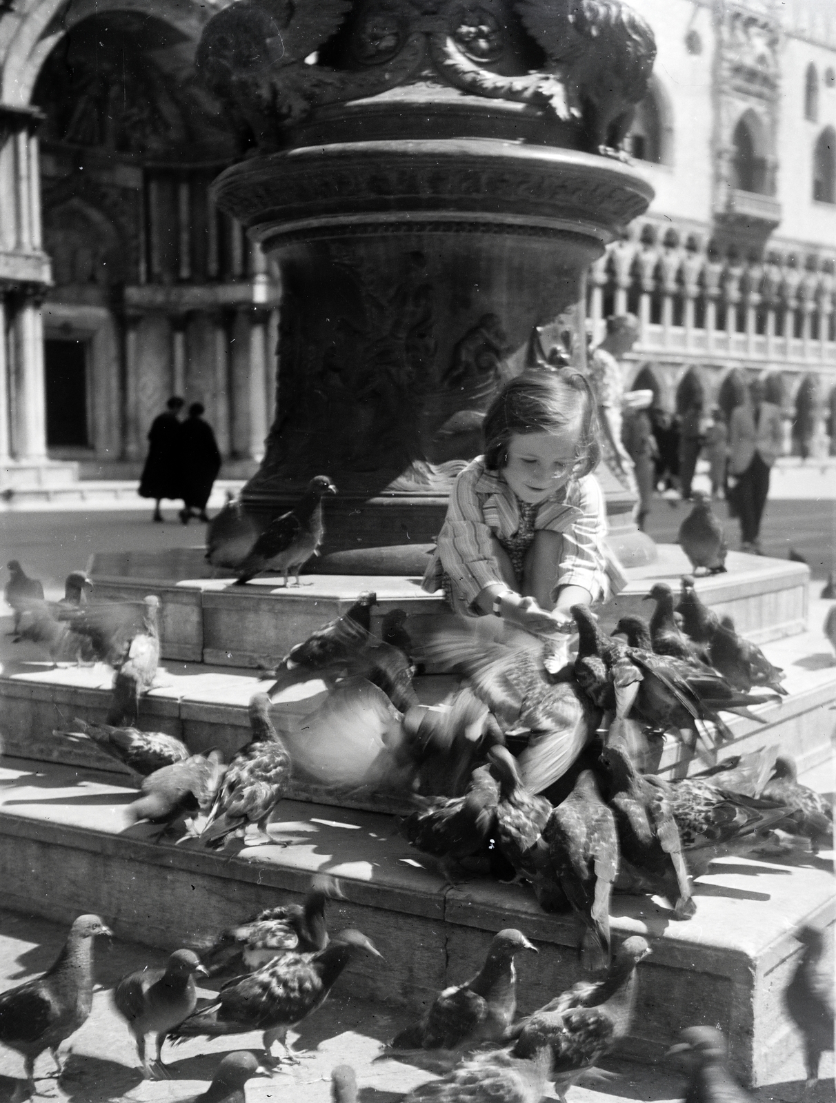 Italy, Venice, a felvétel a Szent Márk téren készült, háttérben a Szent Márk-székesegyház és a Dózse-palota., 1937, Vargha Zsuzsa, girl, feeding, dove, Fortepan #273420