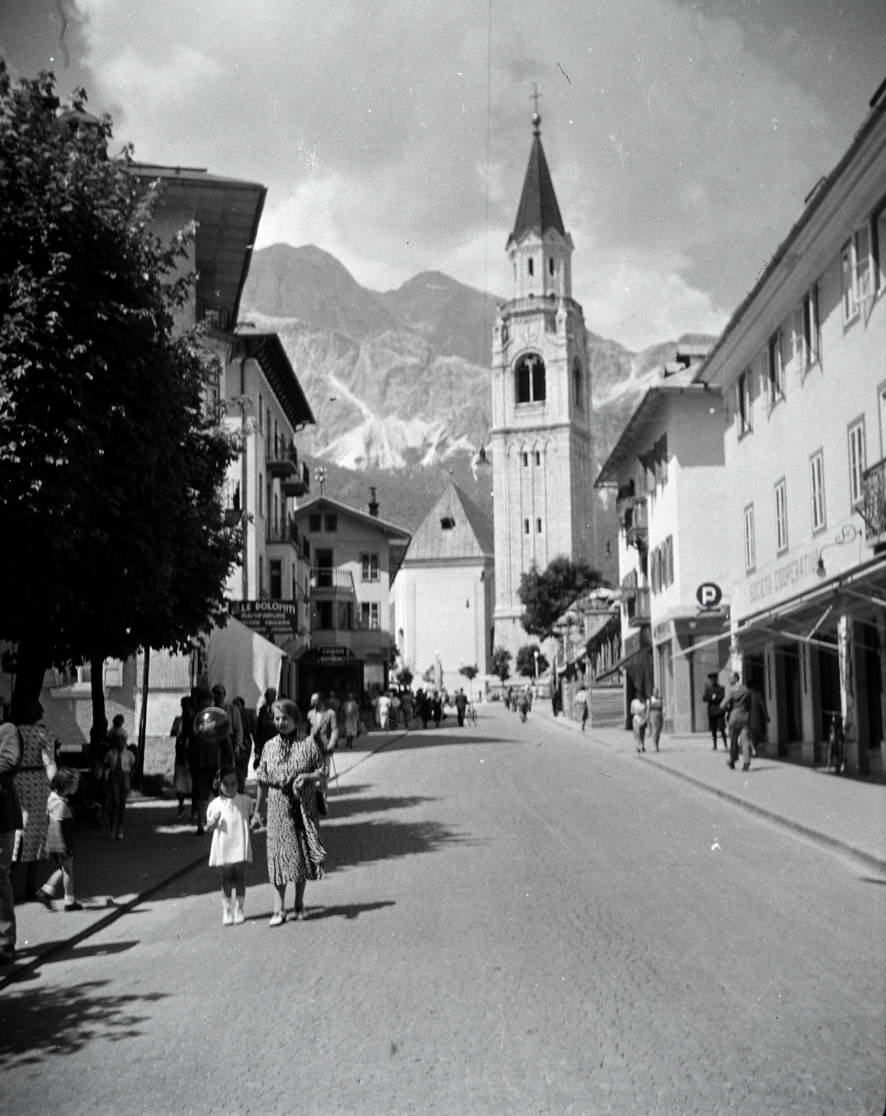 Olaszország, Cortina d'Ampezzo, Corso Italia, háttérben a Szent Fülöp és Jakab-bazilika (Basilica dei Santi Filippo e Giacomo)., 1938, Vargha Zsuzsa, Fortepan #273423