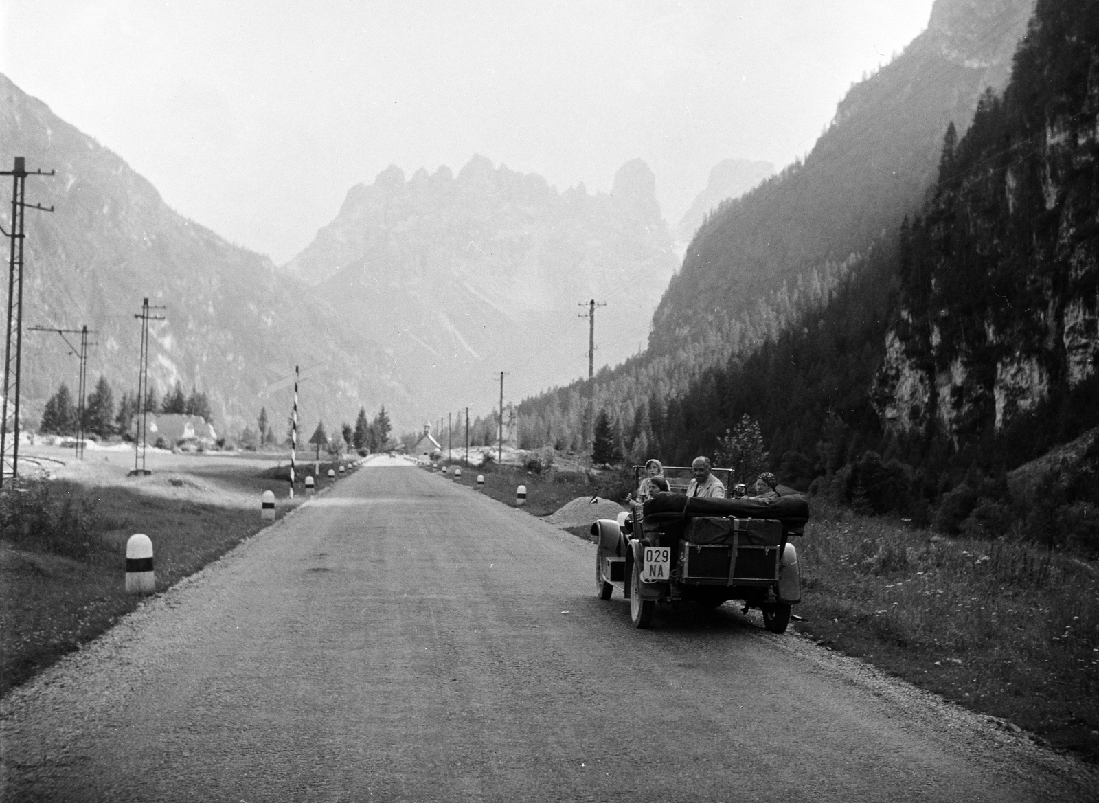 Olaszország, Dolomitok, az 51-es számú főút Carbonin közelében, az út mellett középen a Landro kápolna, távolban a Monte Cristallo tömbje látható., 1938, Vargha Zsuzsa, Fortepan #273426
