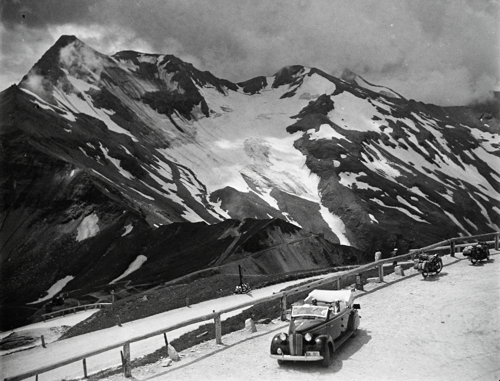 Ausztria, Grossglockner Hochalpenstrasse, Edelweissstrasse. Parkoló és kilátó az Edelweissspitze-n, szemben a Brennkogel-gleccser., 1938, Vargha Zsuzsa, automobil, autókirándulás, hegycsúcs, Fortepan #273433