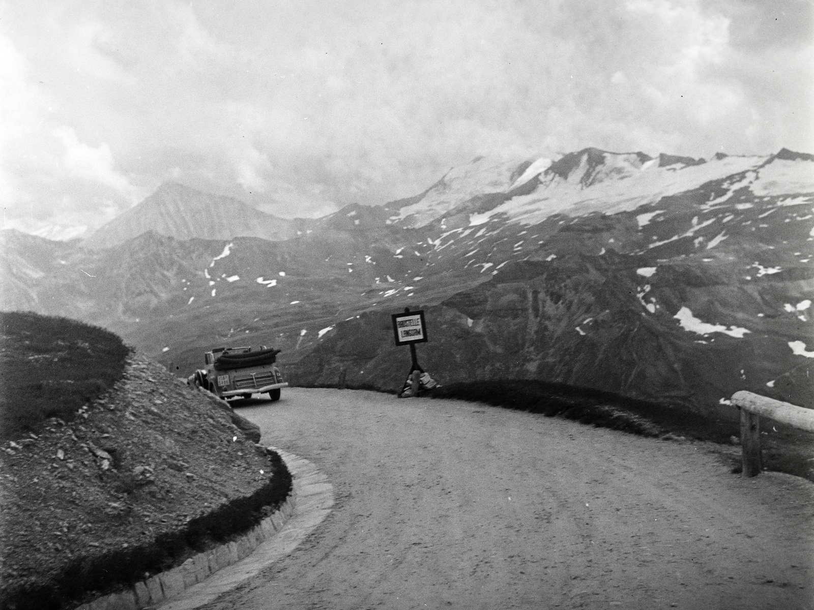 Austria, a felvétel az Edelweissspitze-ről levezető úton készült., 1938, Vargha Zsuzsa, road, board, mountain, Fortepan #273437