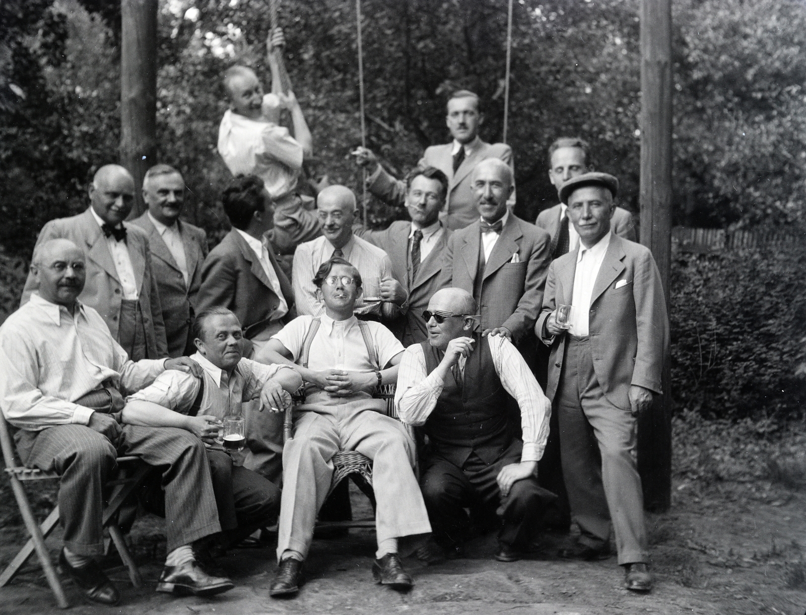 Hungary, Sopron, Sörház-domb, a felvétel az egyik kertben készült., 1934, Vargha Zsuzsa, teacher, wicker chair, swing, glass, beer, Fortepan #273439