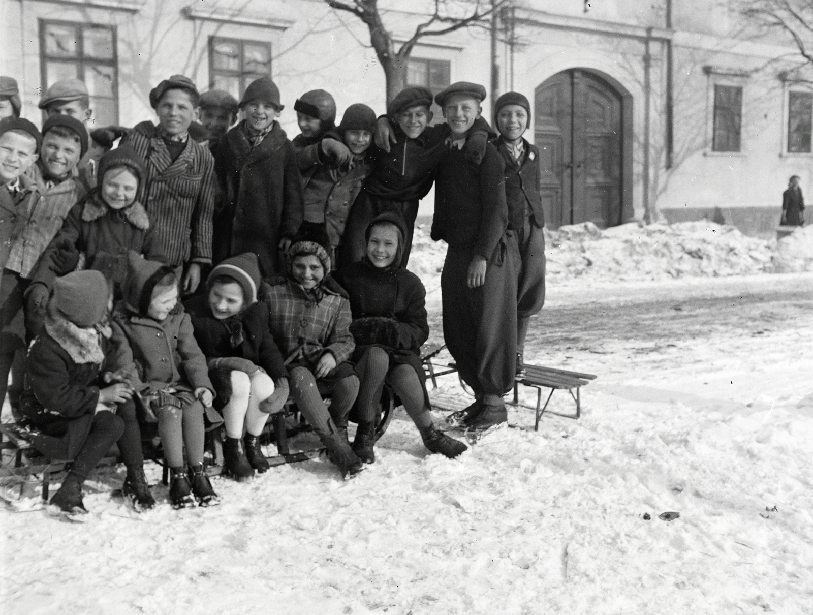 Hungary, Sopron, Bécsi út, a gyerekek mögött a 24-es számú ház látható., 1942, Vargha Zsuzsa, Fortepan #273441