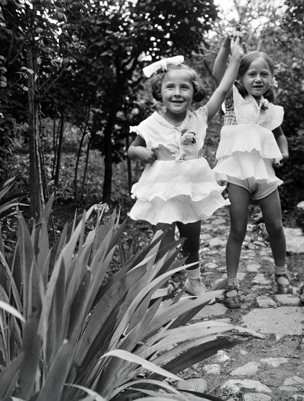 1938, Vargha Zsuzsa, garden, girls, white dress, ribbon, Fortepan #273447