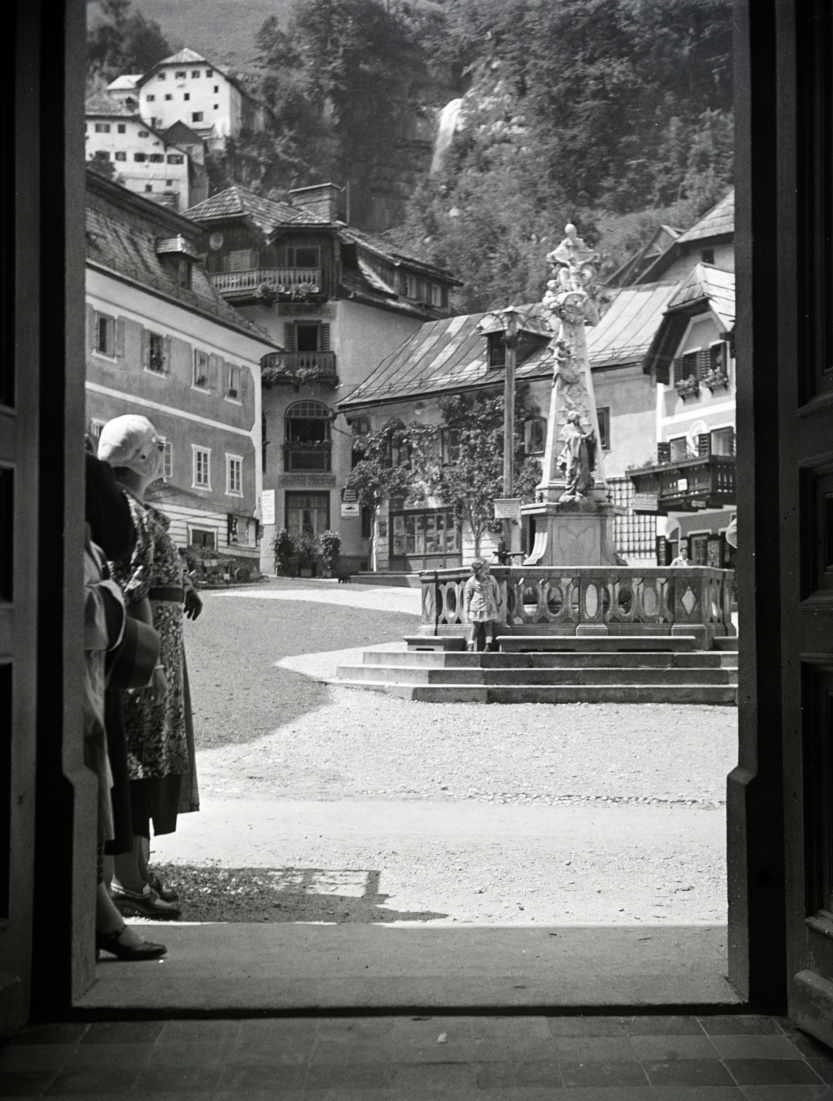 Austria, Hallstatt, Marktplatz, Szentháromság-szobor., 1935, Vargha Zsuzsa, Fortepan #273448